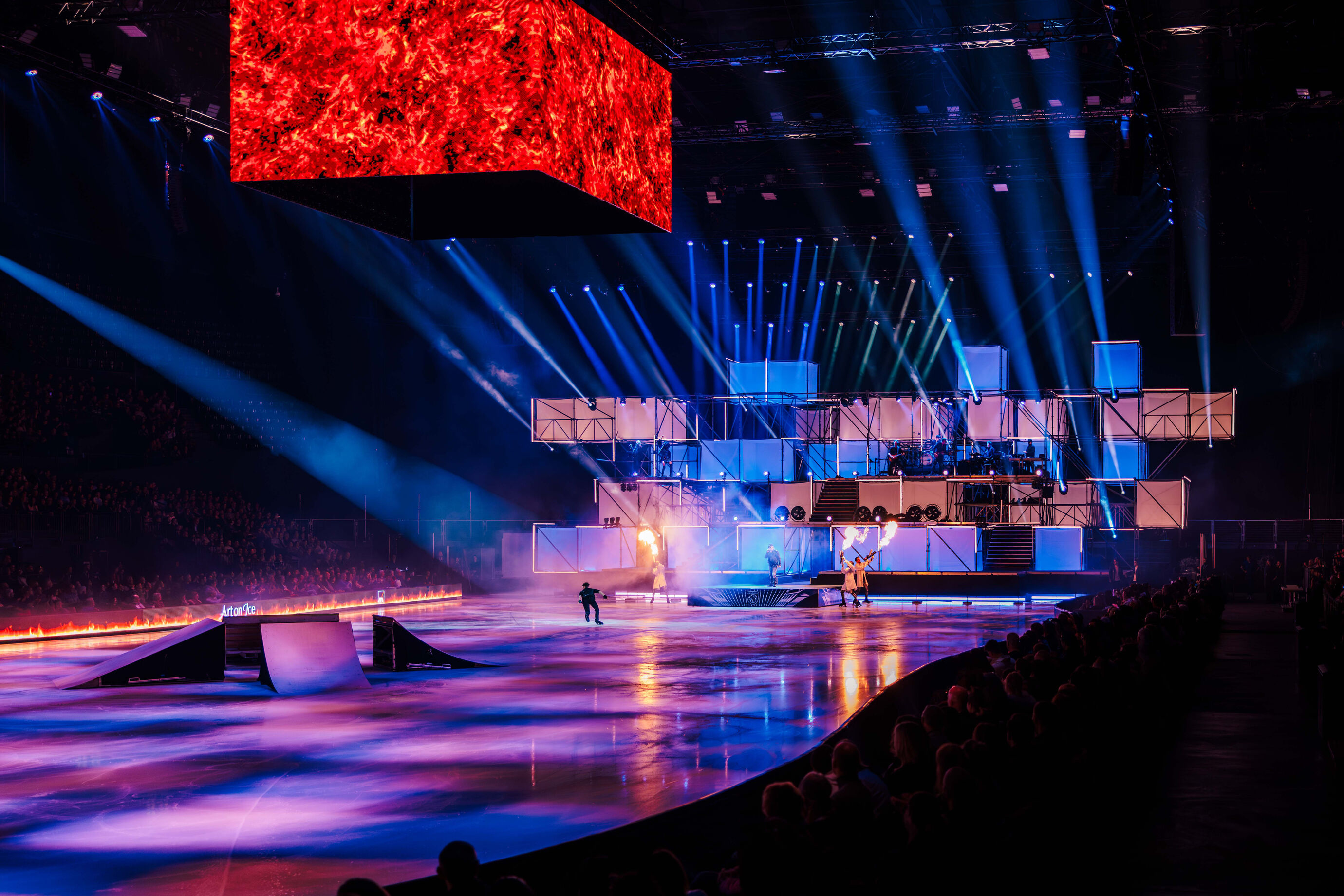 Bühne von Art on Ice mit eindrucksvollen Lichteffekten und Publikum