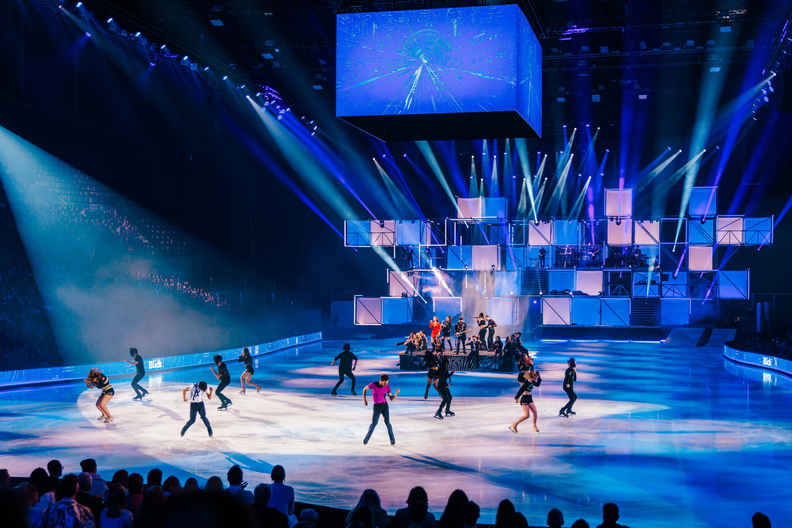 Großes Ensemble auf der Bühne in der Finalszene von Art on Ice