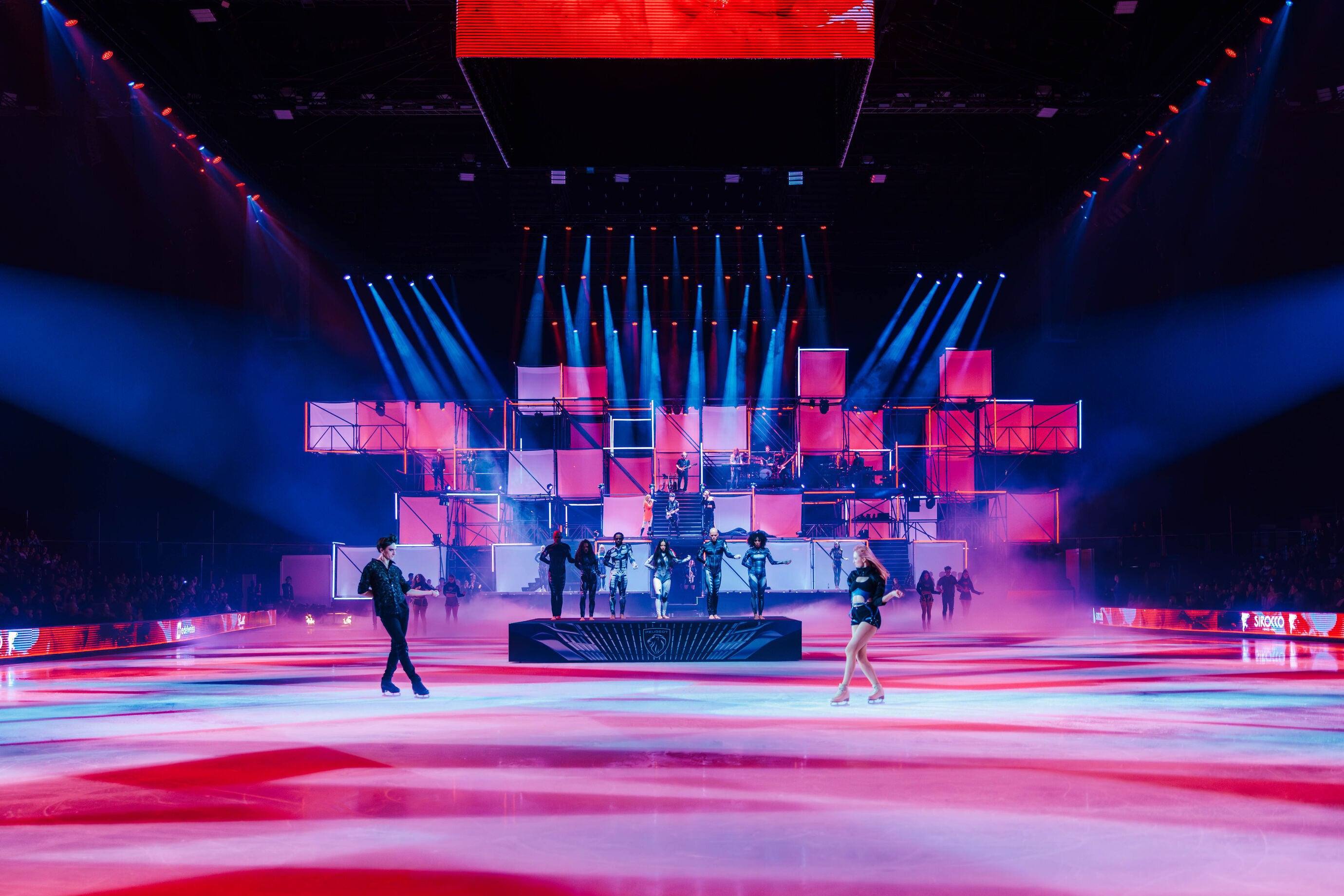 Bühne bei Art on Ice mit spektakulärer Lichtshow in Rot und Blau