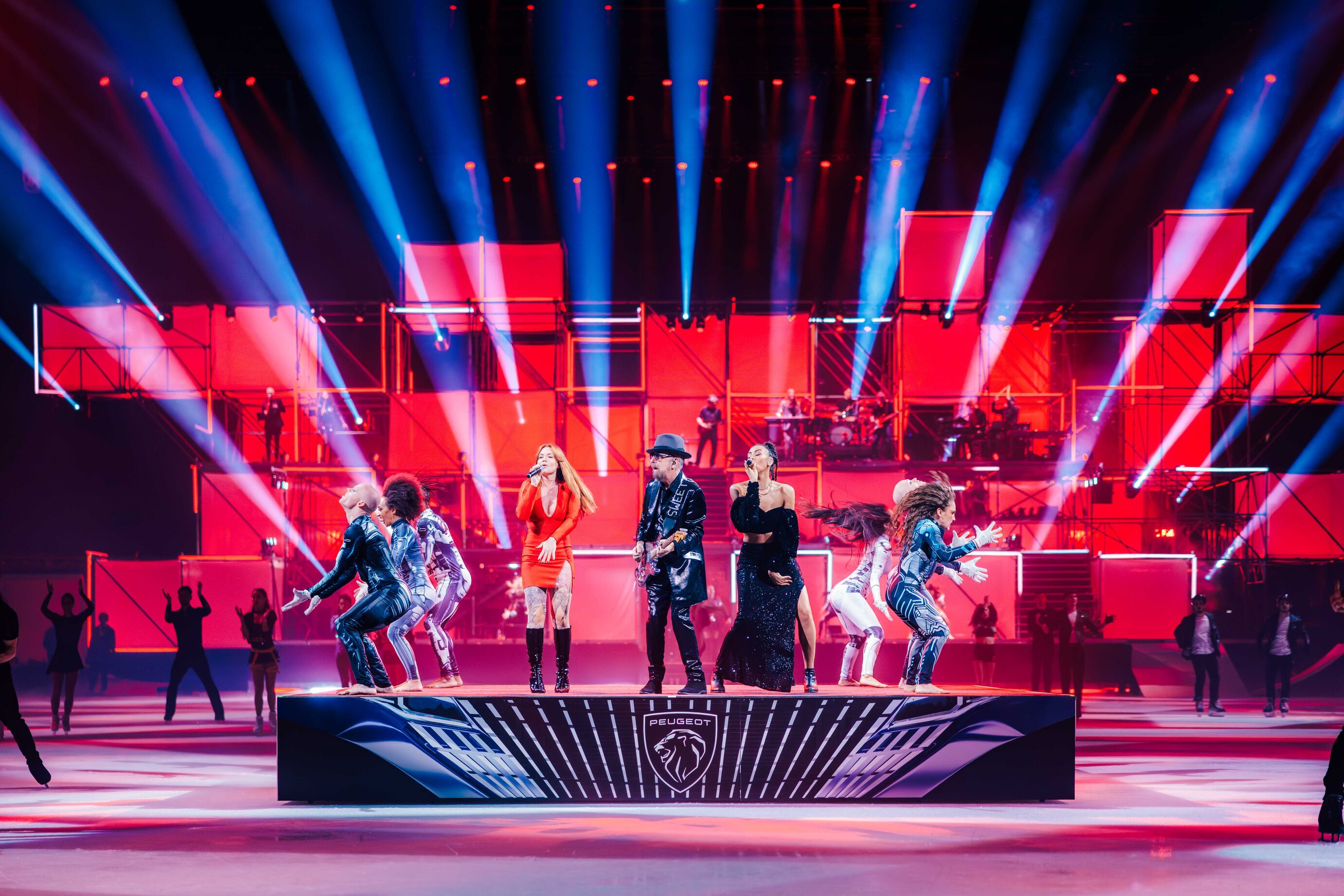 Tänzergruppe und Live-Band auf der Bühne von Art on Ice