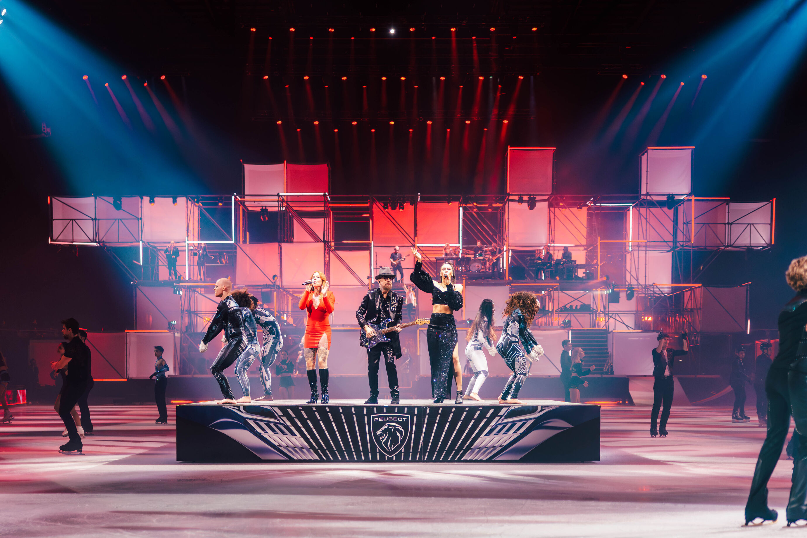 Ein Sänger steht allein auf der Bühne, geflutet vom Licht.