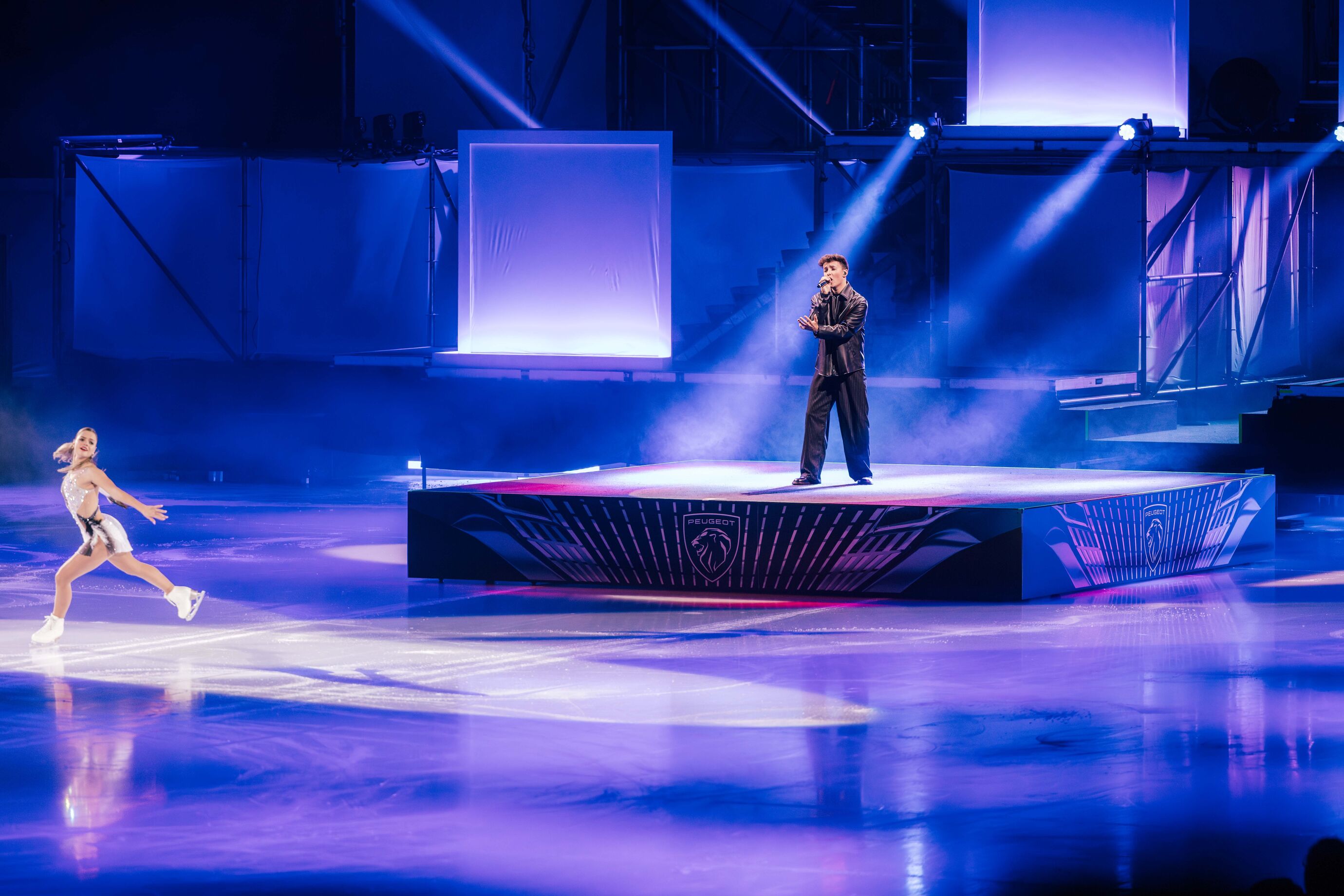 Ein Sänger steht allein auf der Bühne, geflutet vom Licht, und berührt das Publikum.
