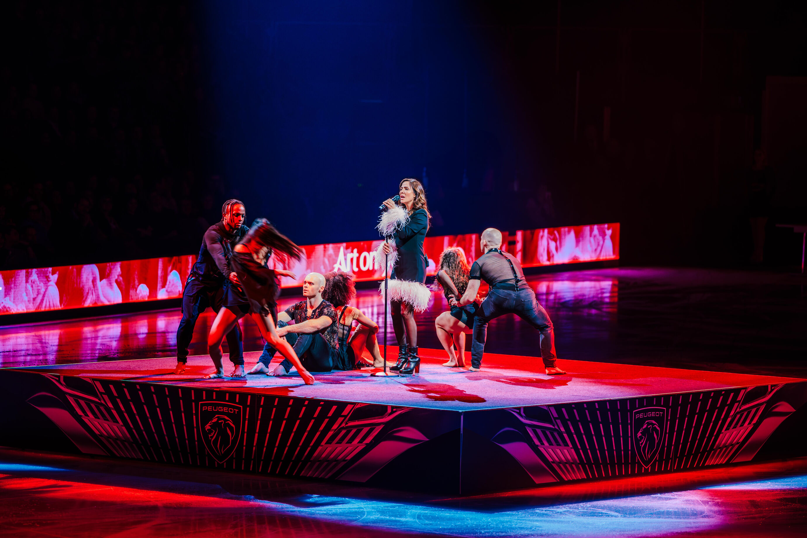 Tänzergruppe performt energiegeladene Choreografie auf der Bühne