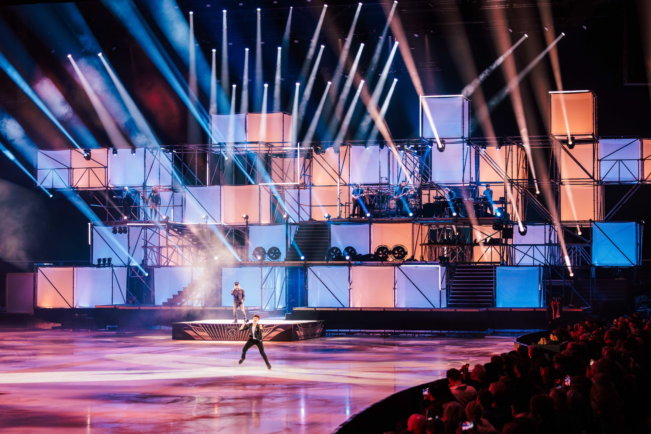 Die Bühne erstrahlt in intensiven Farben und Lichtstrahlen.