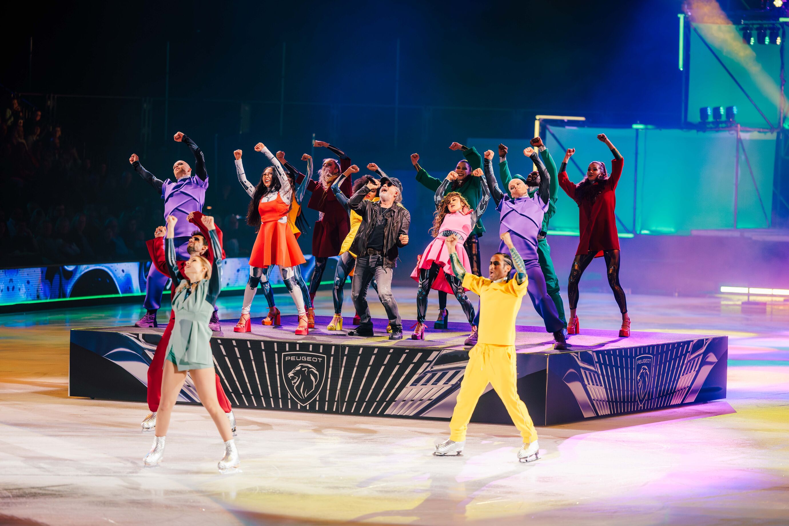 Tanzgruppe in bunten Outfits während der Show auf der Eisfläche