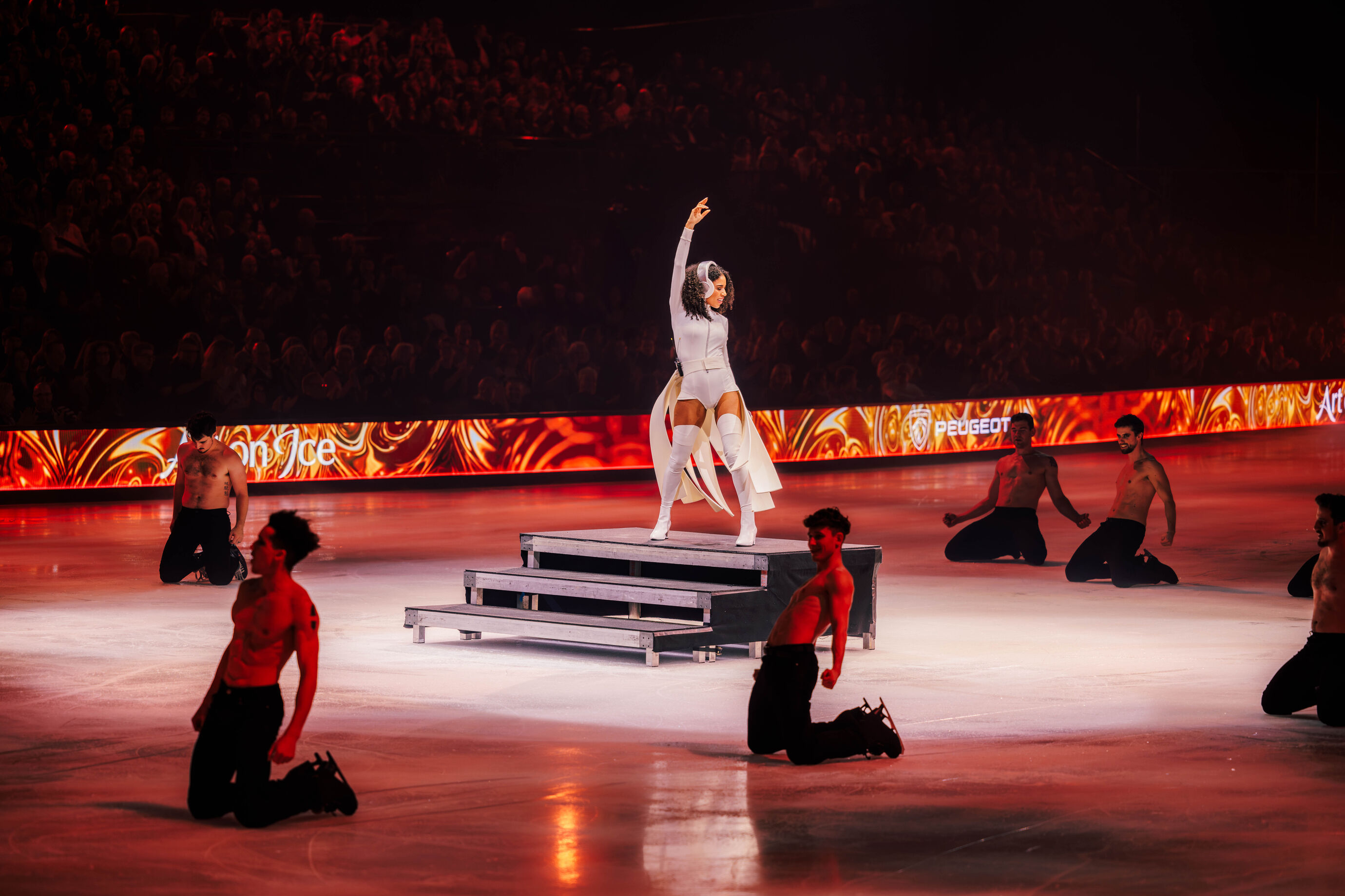 Solokünstlerin auf der Eisfläche mit dramatischer Pose