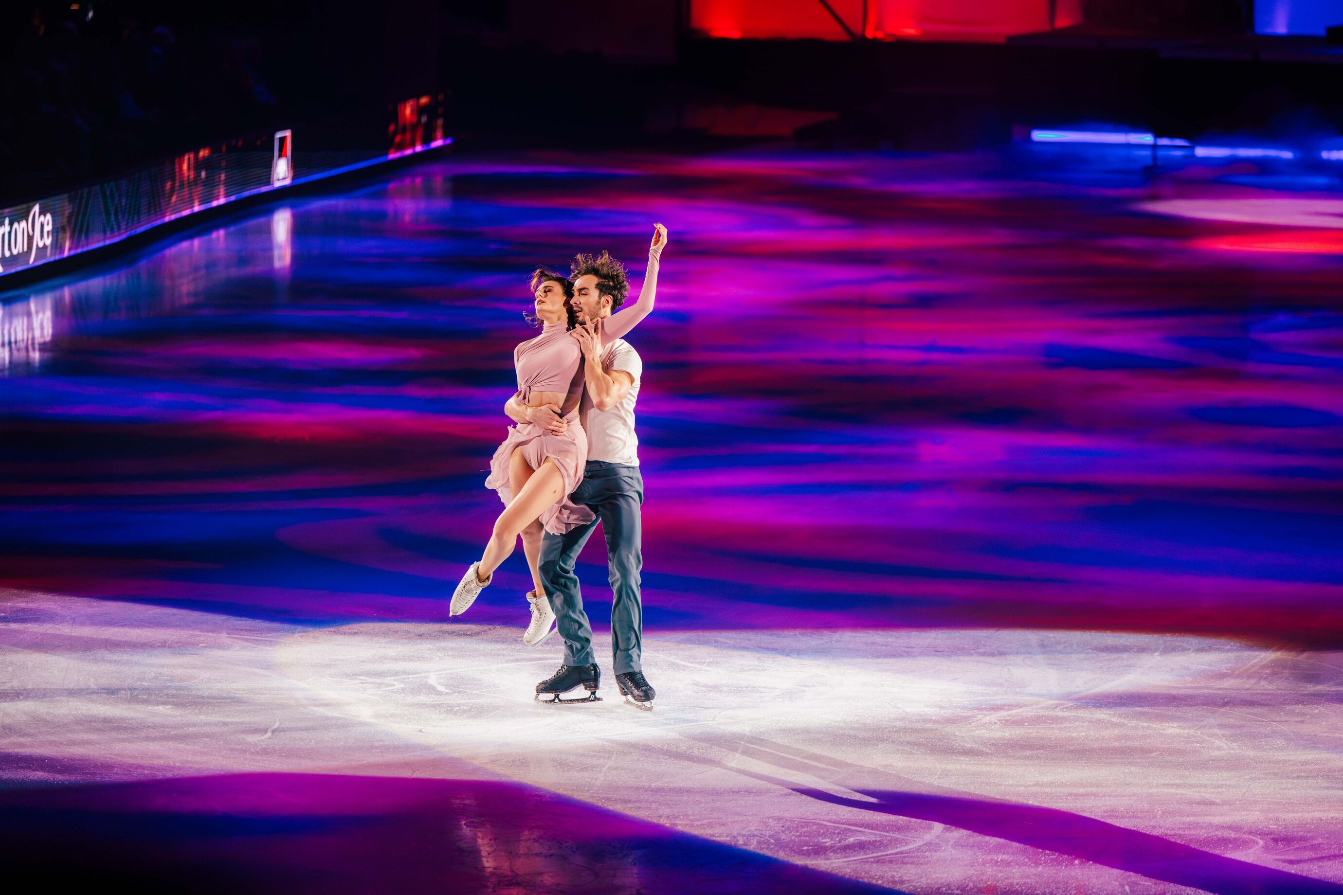 Ein Eislaufpaar zeigt eine gefühlvolle Hebefigur.
