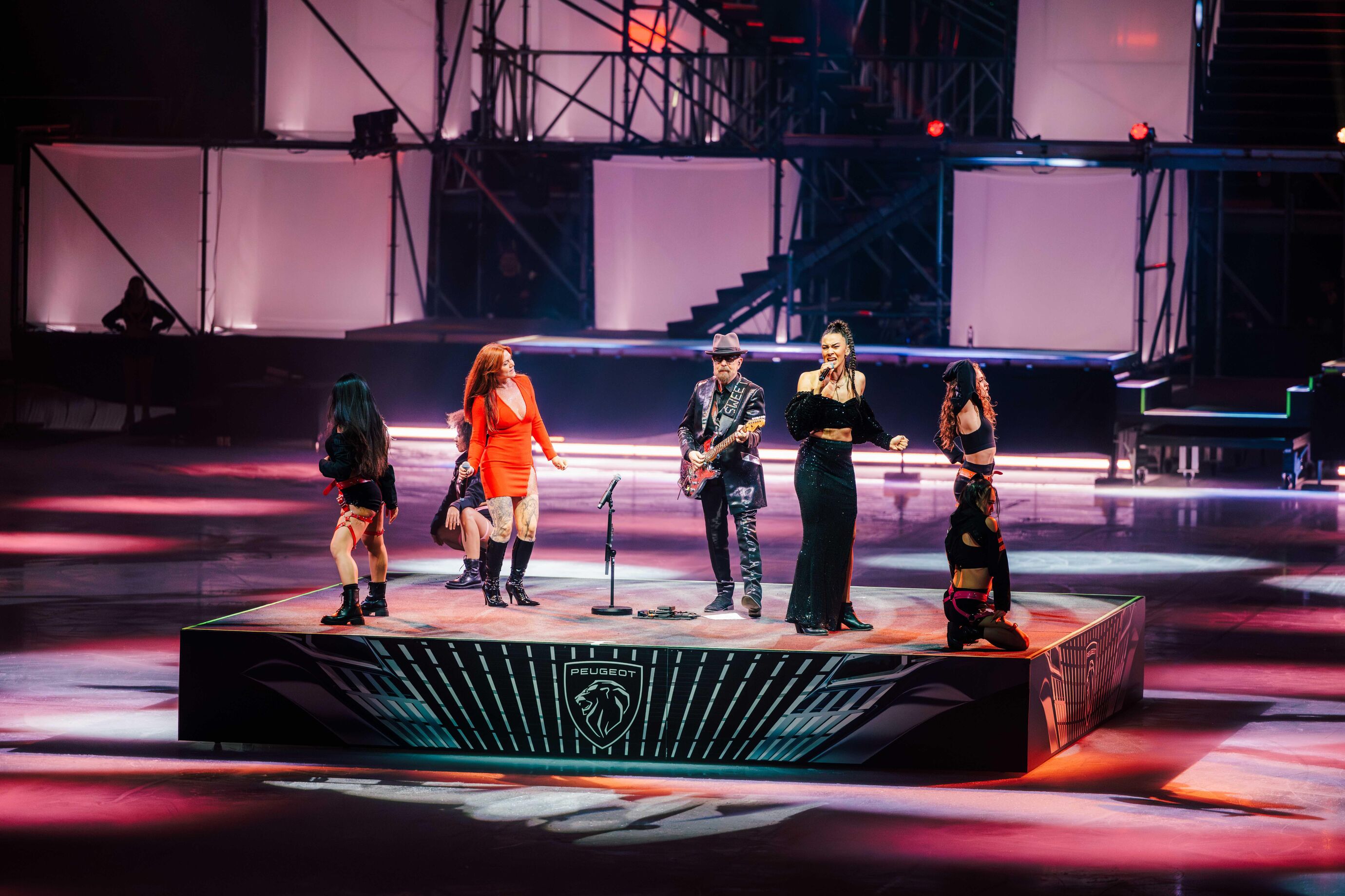 Eine Gruppe Tänzerinnen begeistert mit einer dynamischen Show.