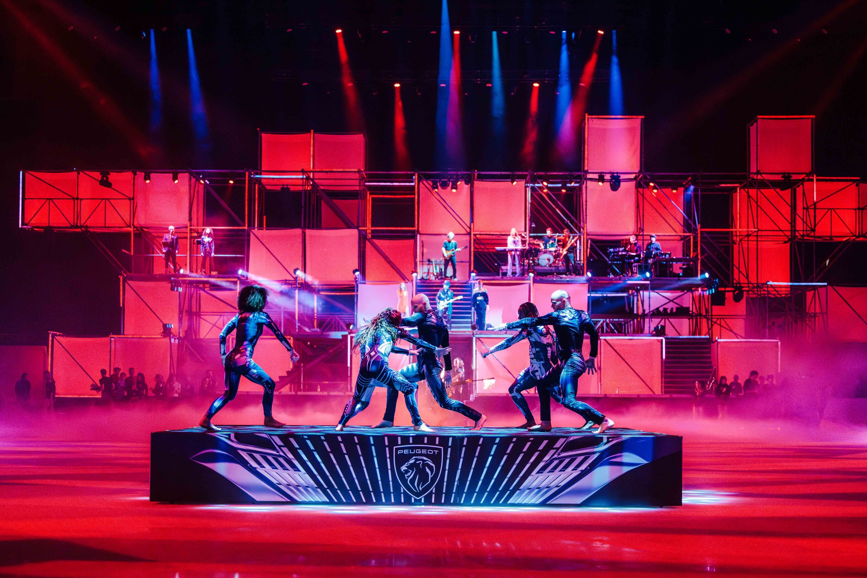 Musiker und Tänzer stehen gemeinsam auf der Bühne.