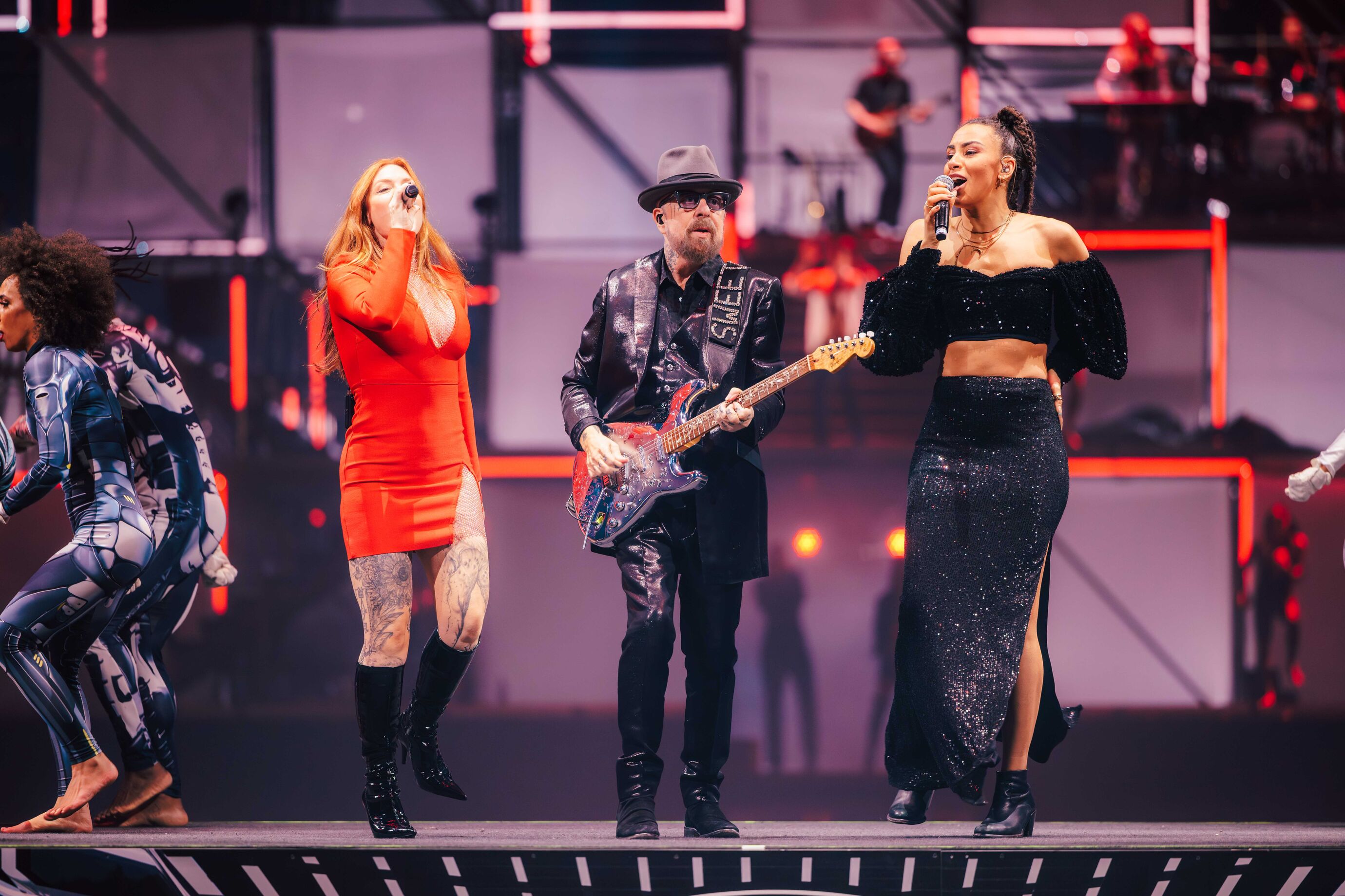 Musiker und Sänger performen live auf der Bühne während der Show.