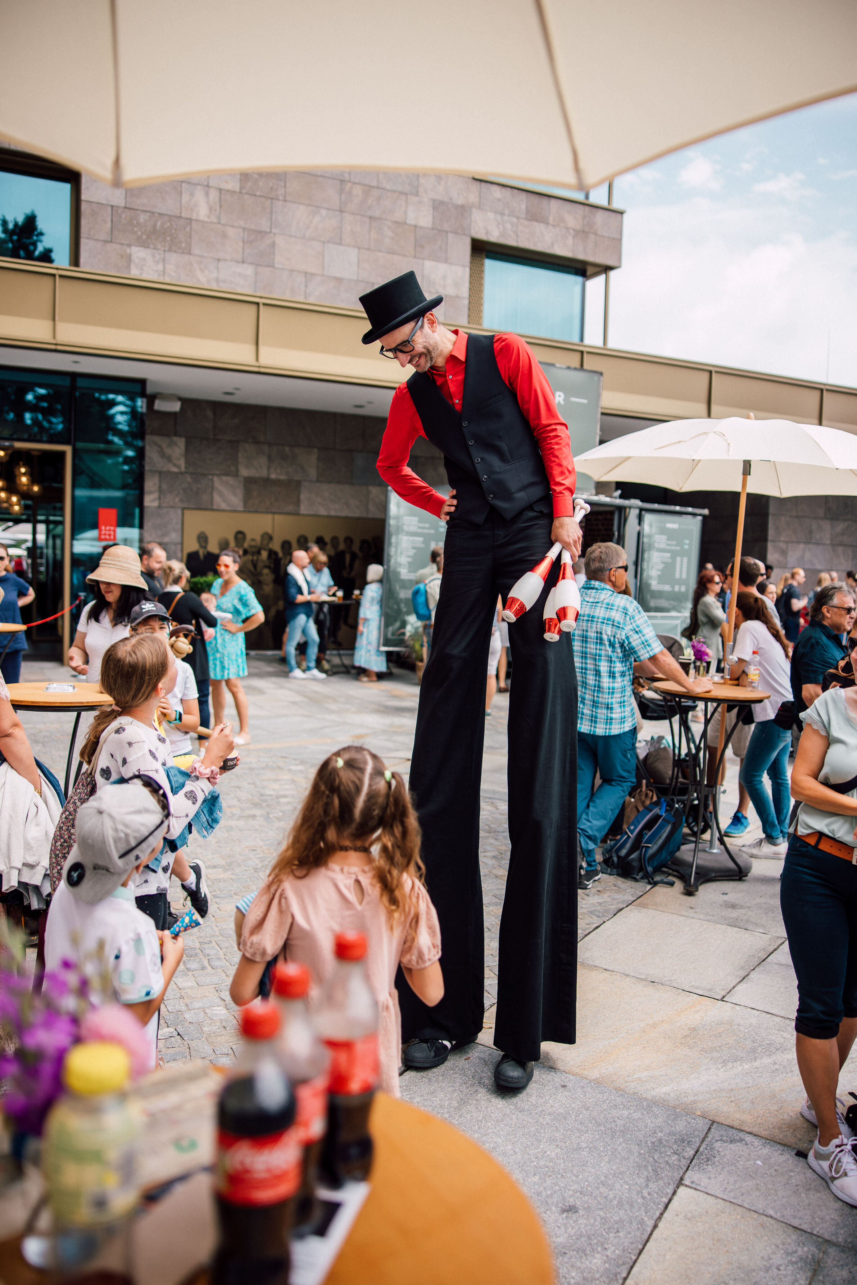 Stelzenläufer unterhält Familien und Kinder beim Jubiläum Bürgenstock