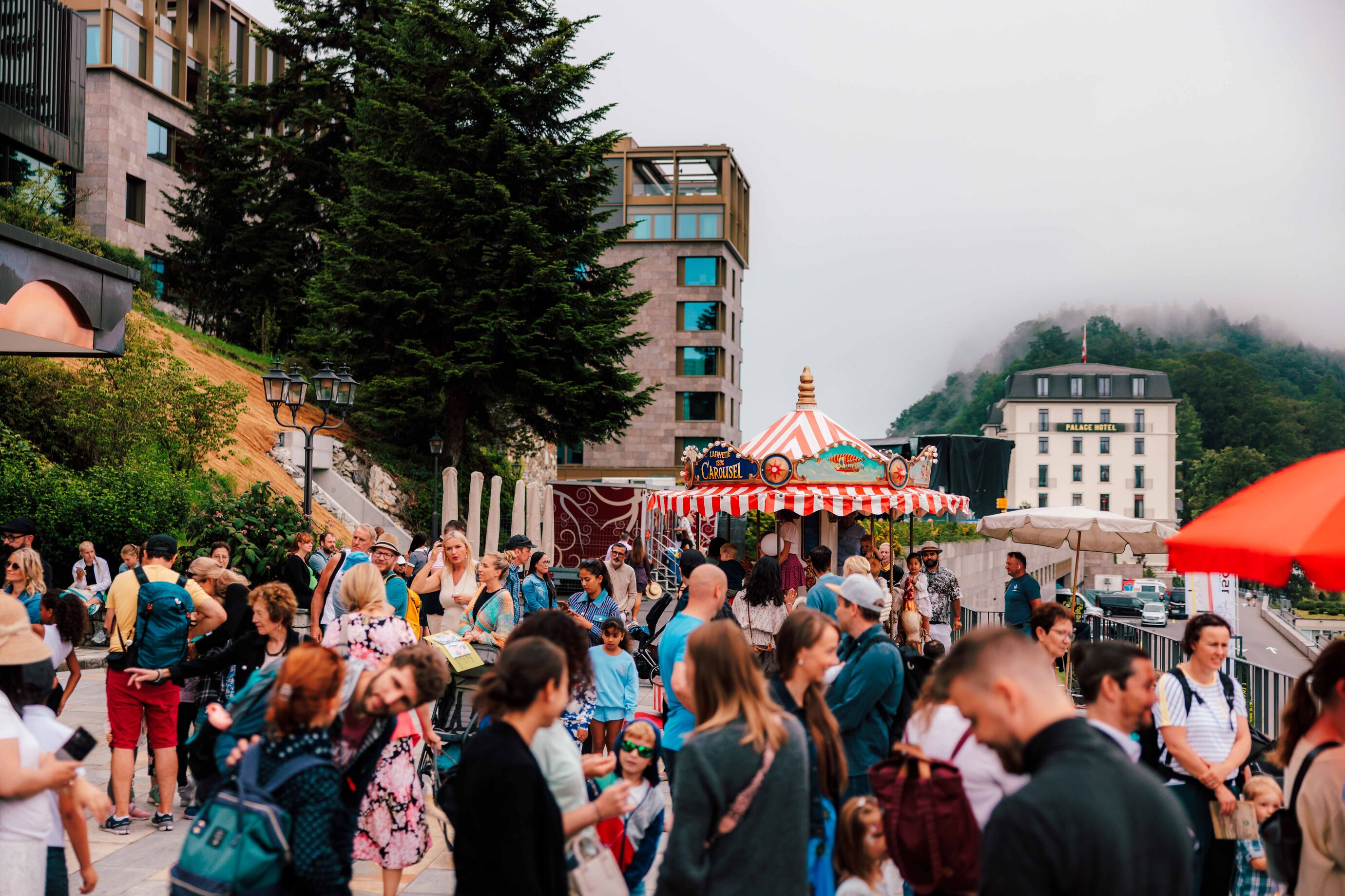 Menschenmenge beim Jubiläumsfest des Bürgenstocks