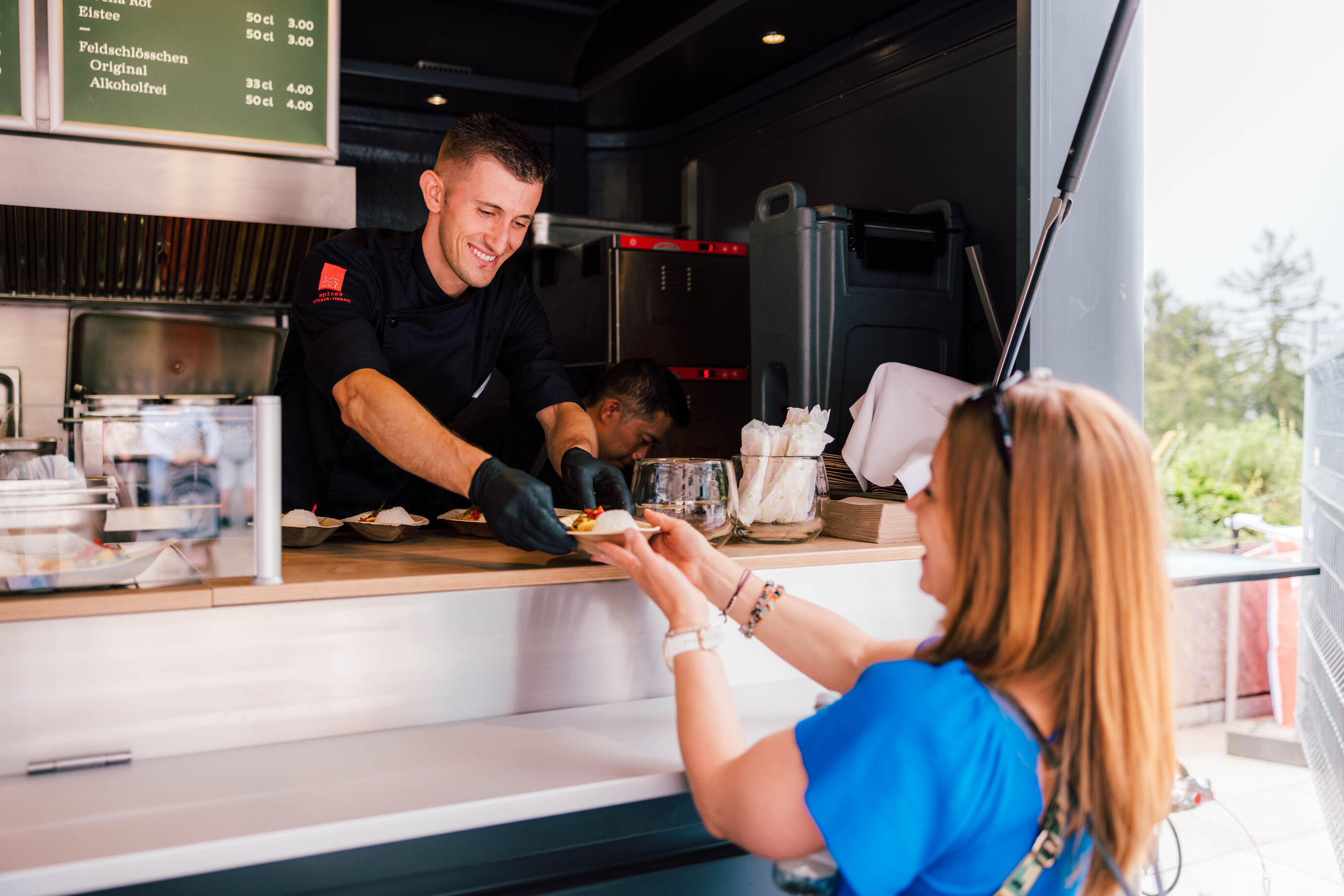Gast erhält Glace beim Jubiläumsfest Bürgenstock 150 Jahre