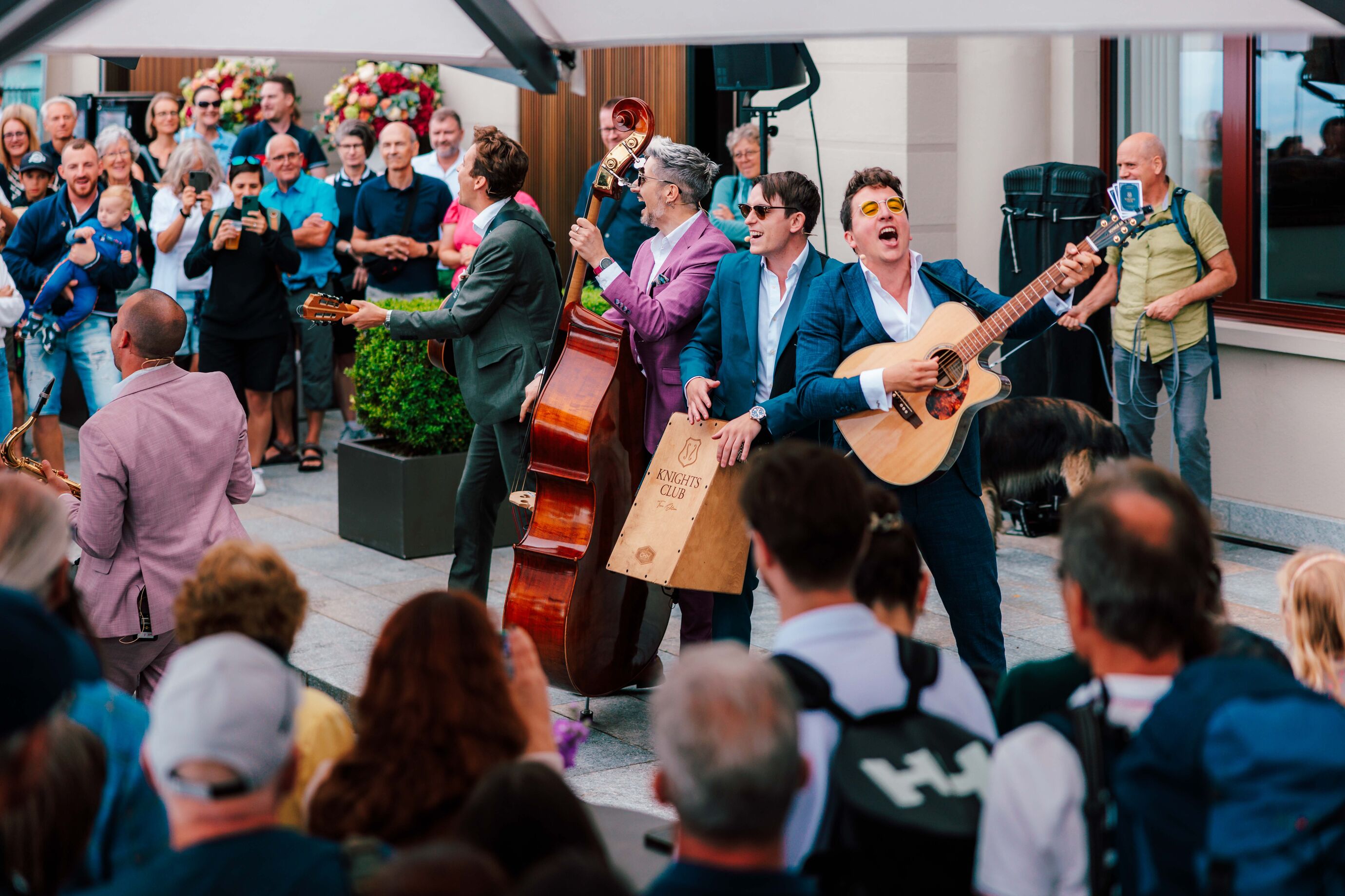 Musiker spielen mitten unter Gästen beim Jubiläum Bürgenstock 150 Jahre