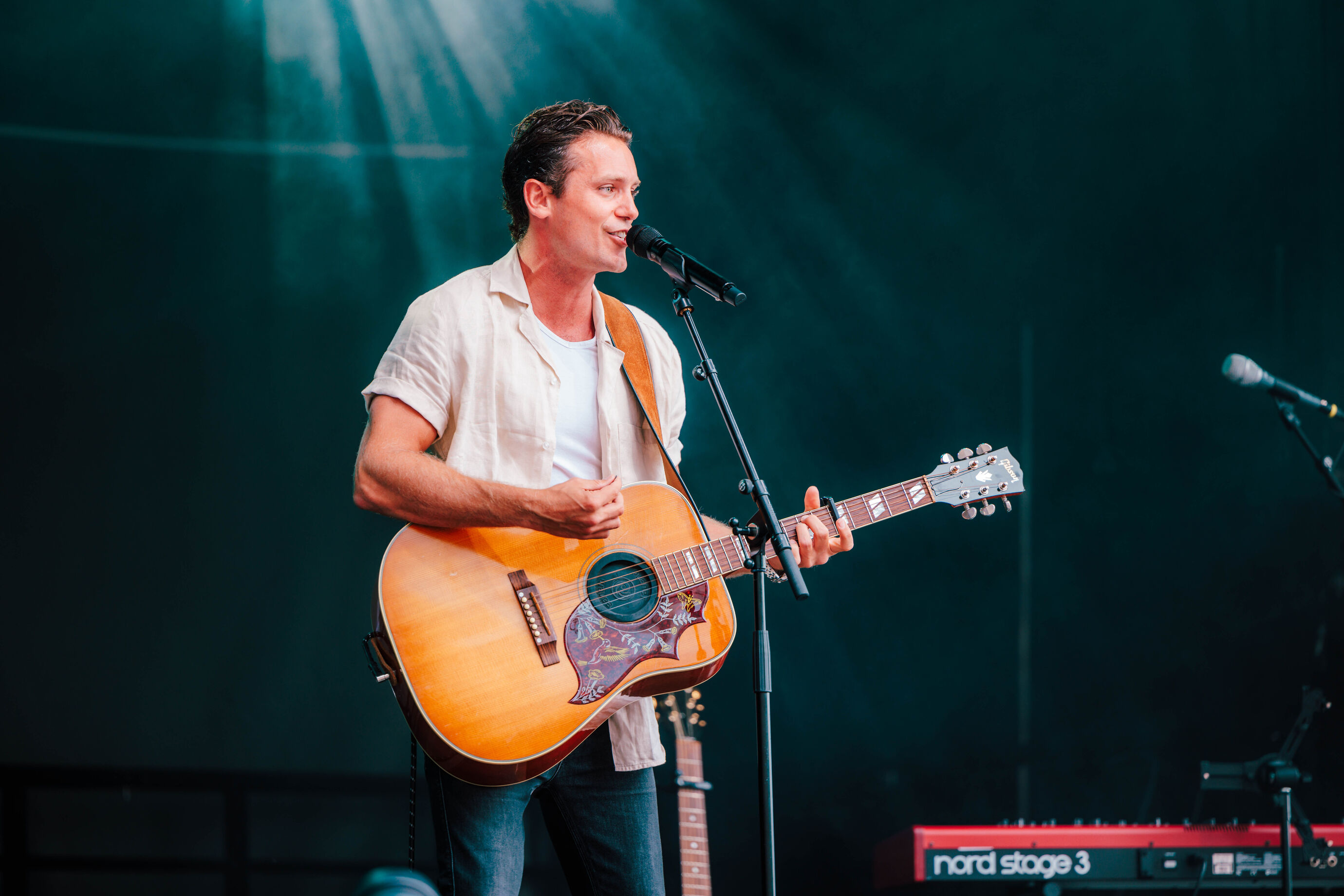 Sänger mit Gitarre begeistert das Publikum am Jubiläum Bürgenstock 150 Jahre