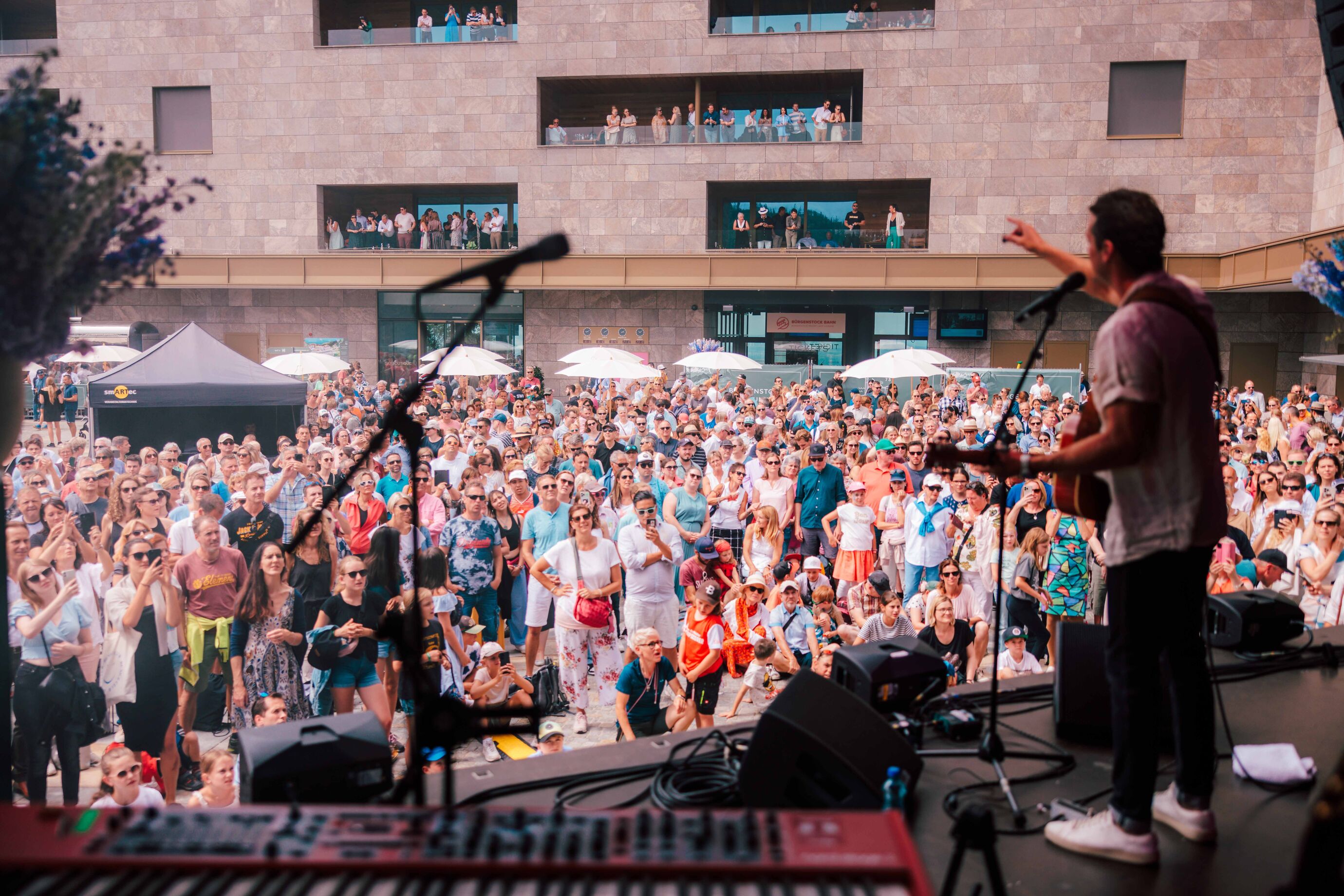 Bastian Baker performt vor einer grossen Menschenmenge beim Jubiläum Bürgenstock