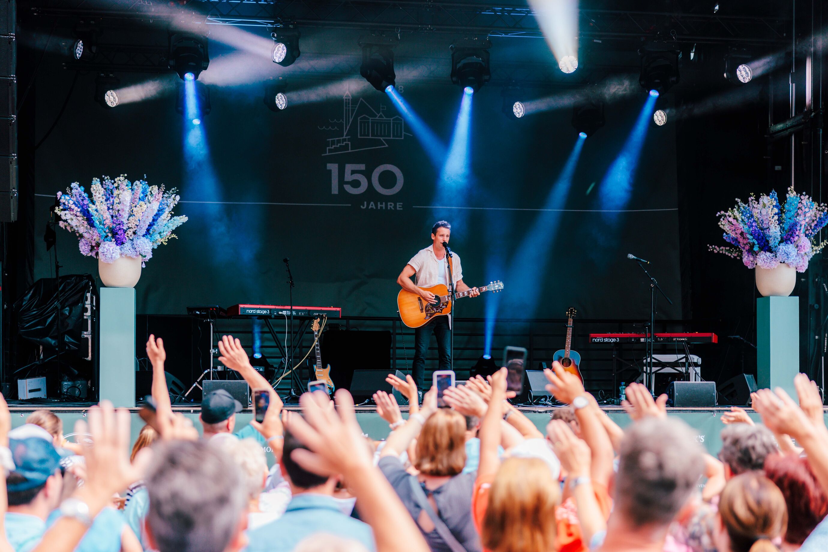 Bastian Baker begeistert das Publikum mit seiner Musik beim Jubiläumsfest auf dem Bürgenstock