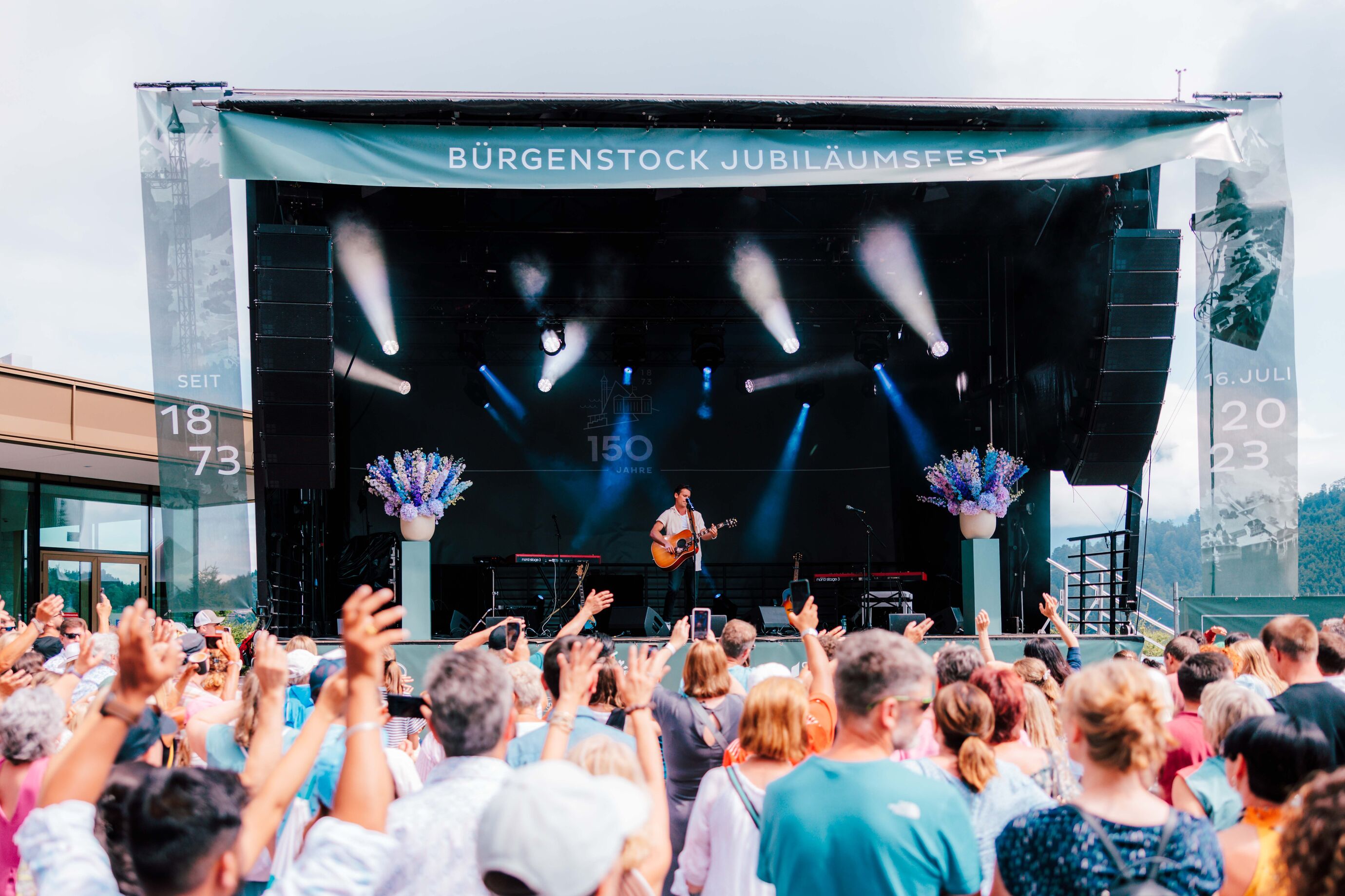 Showbühne mit Lichtstrahlen beim 150 Jahre Bürgenstock Event