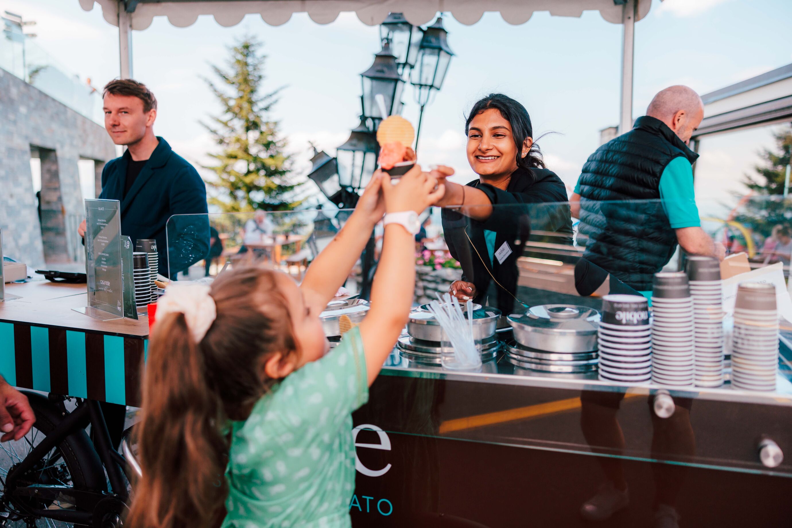 Kinder am Eisstand beim Bürgenstock Fest