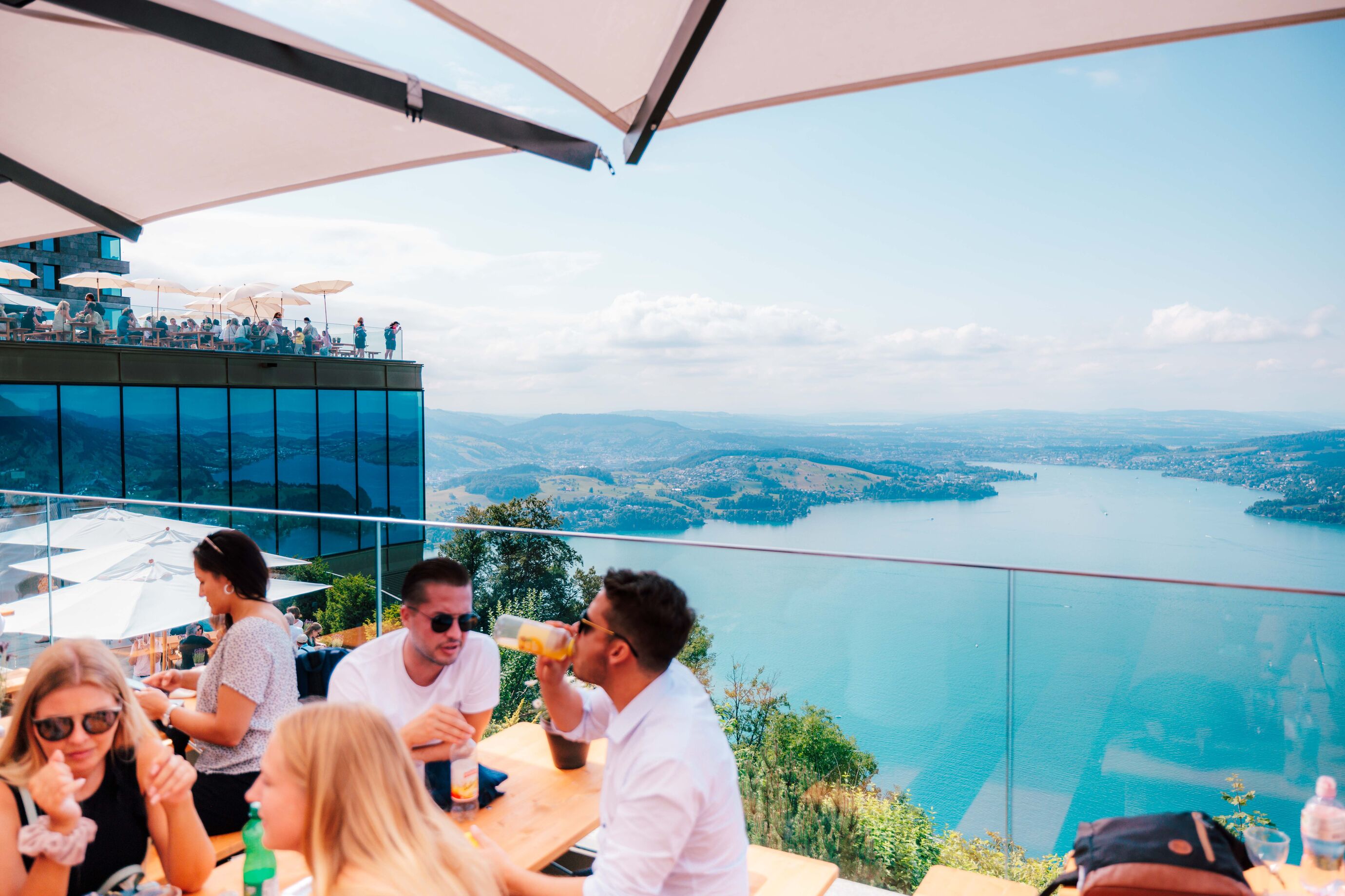Gäste geniessen Essen und Aussicht auf der Terrasse beim Jubiläum