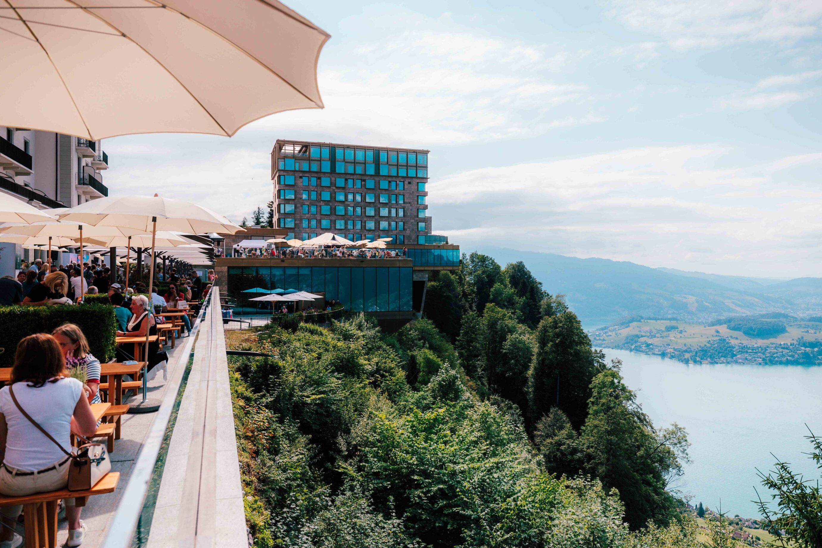 Gäste geniessen die Sonne und Aussicht auf der Panorama-Terrasse des Bürgenstock Resorts beim 150-Jahr-Jubiläum