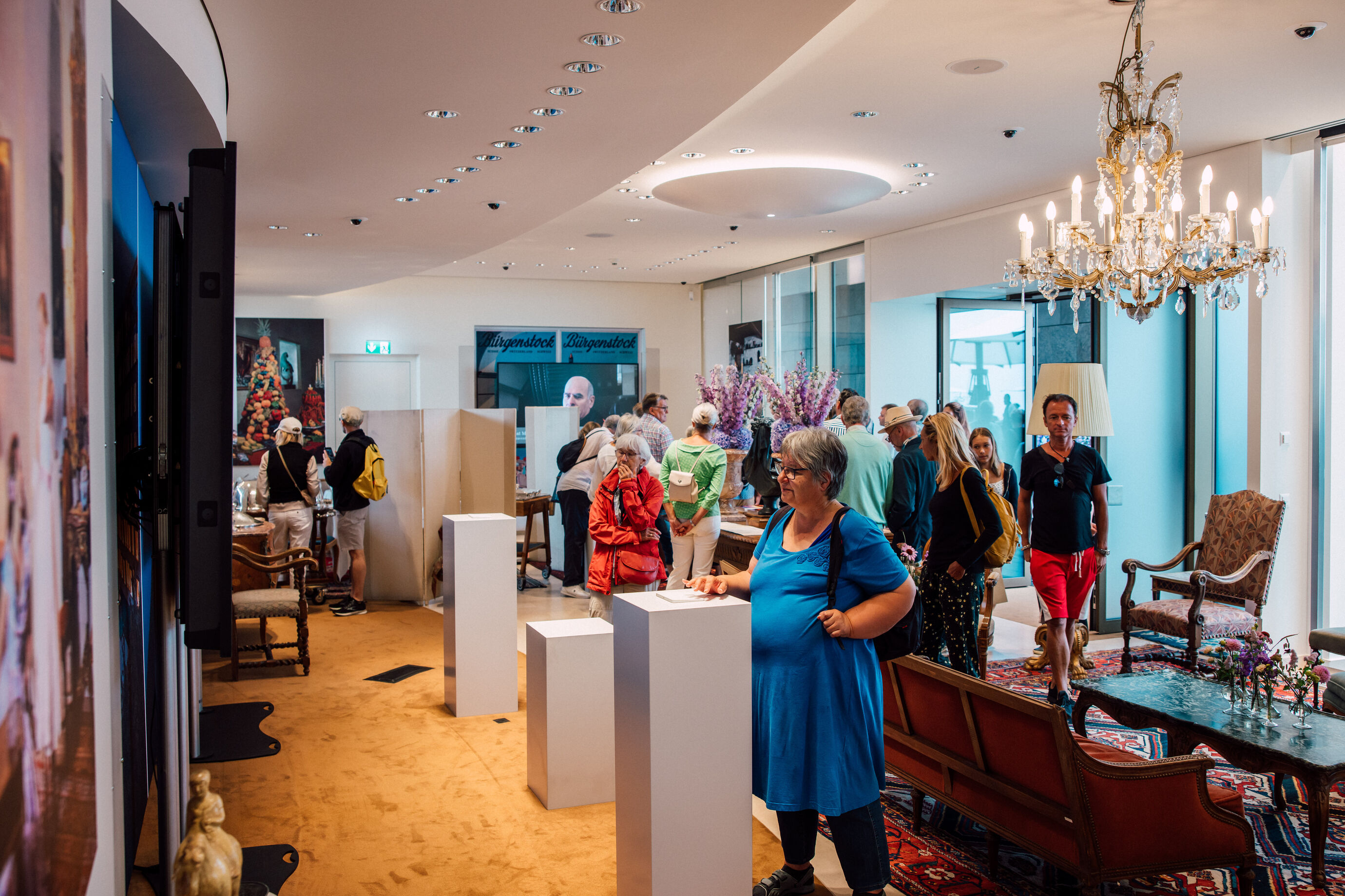 Besucher sehen sich eine Ausstellung im Rahmen des Jubiläums an