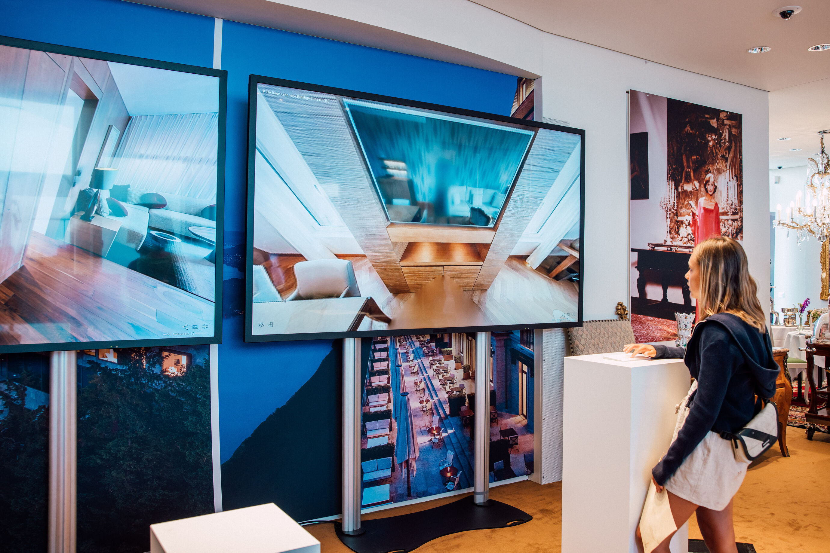 Besucherin betrachtet digitale Ausstellung beim Bürgenstock Jubiläum