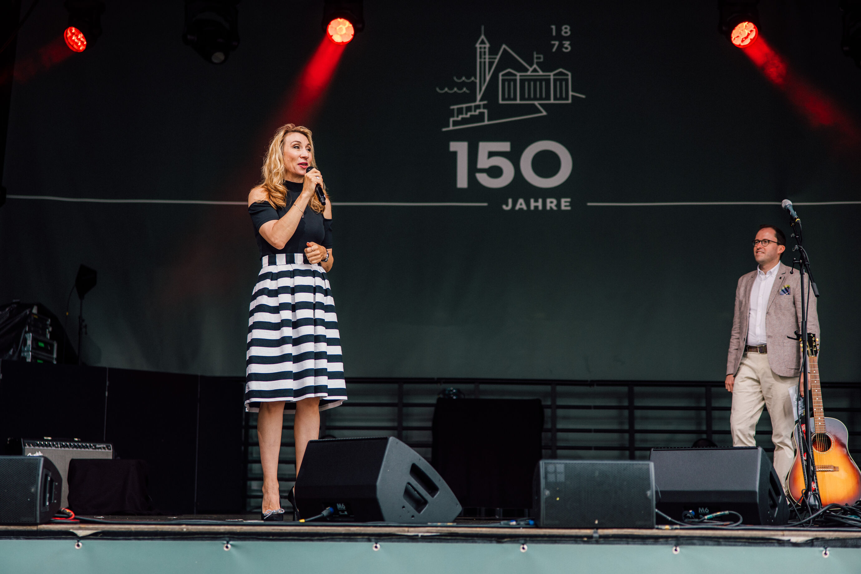 Frau spricht auf der Bühne beim Jubiläumsfest des Bürgenstocks
