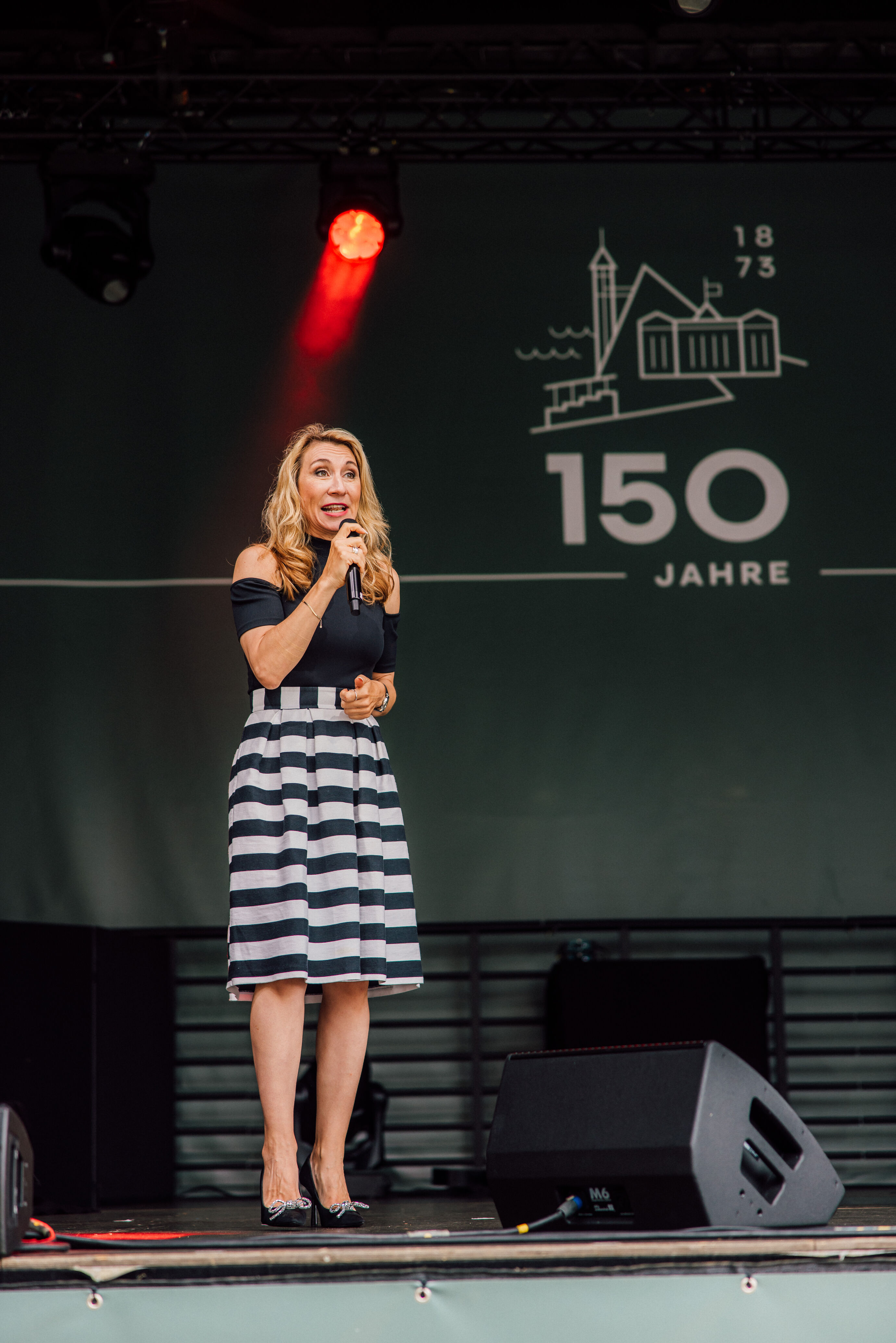 Rednerin auf der Bühne beim 150 Jahre Event