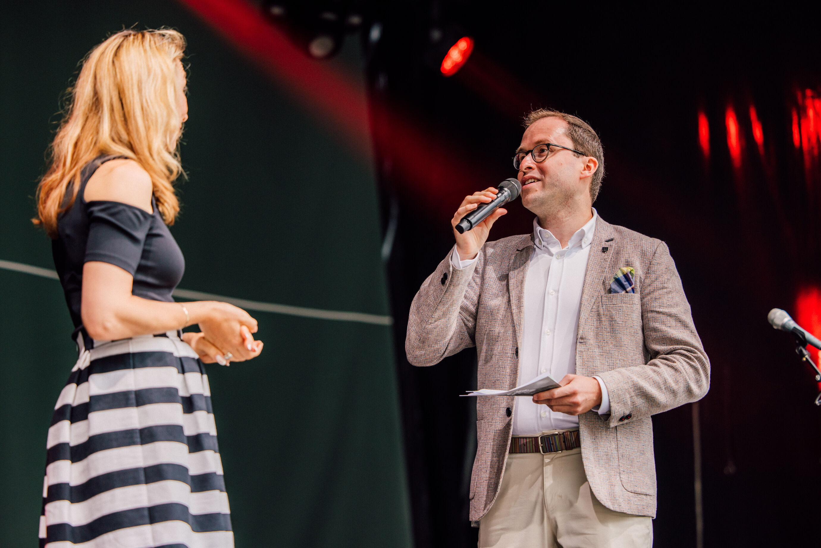 Moderatoren führen durch das Programm beim Jubiläum Bürgenstock 150 Jahre