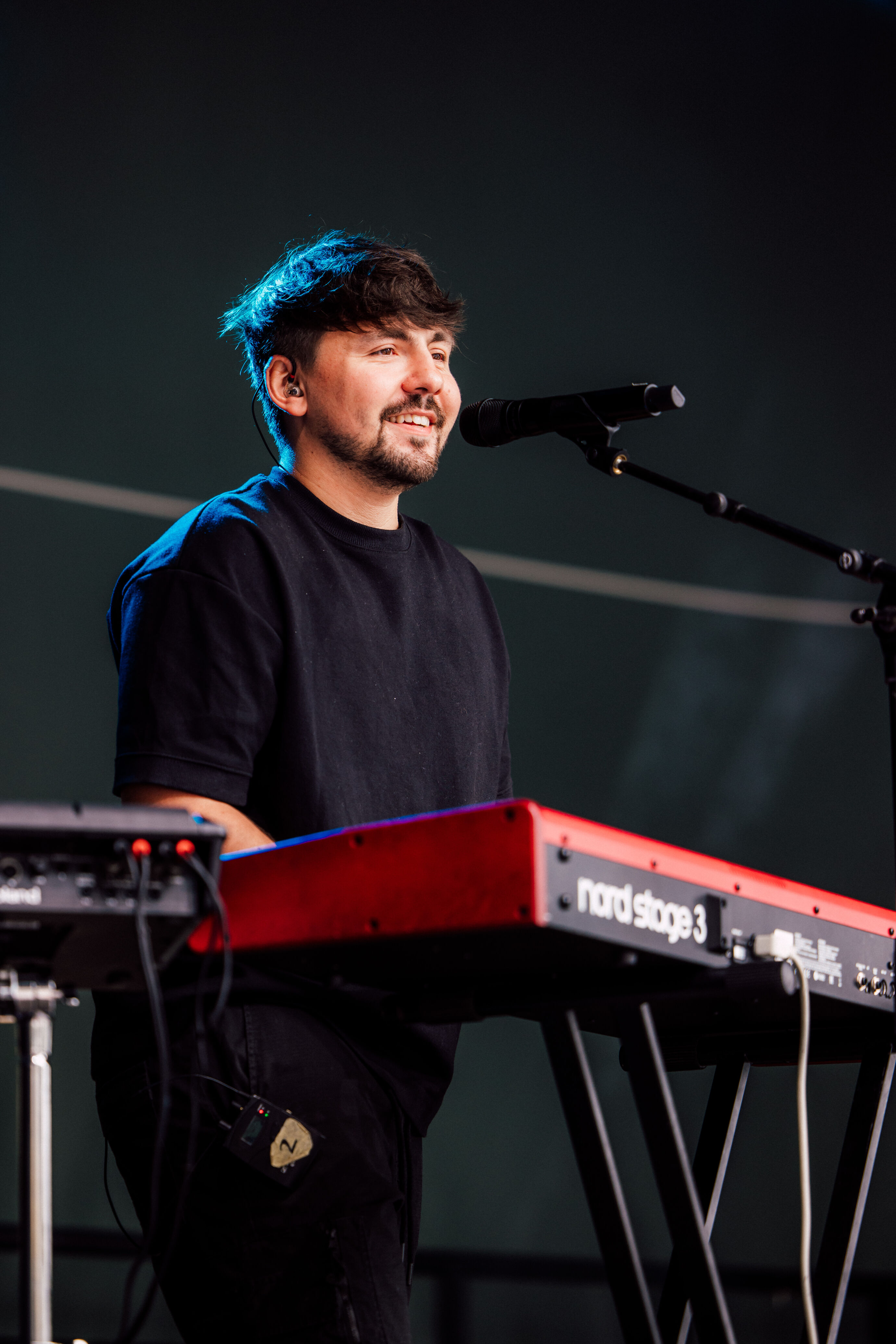 Musiker spielt Keyboard auf der Jubiläumsbühne Bürgenstock 150 Jahre