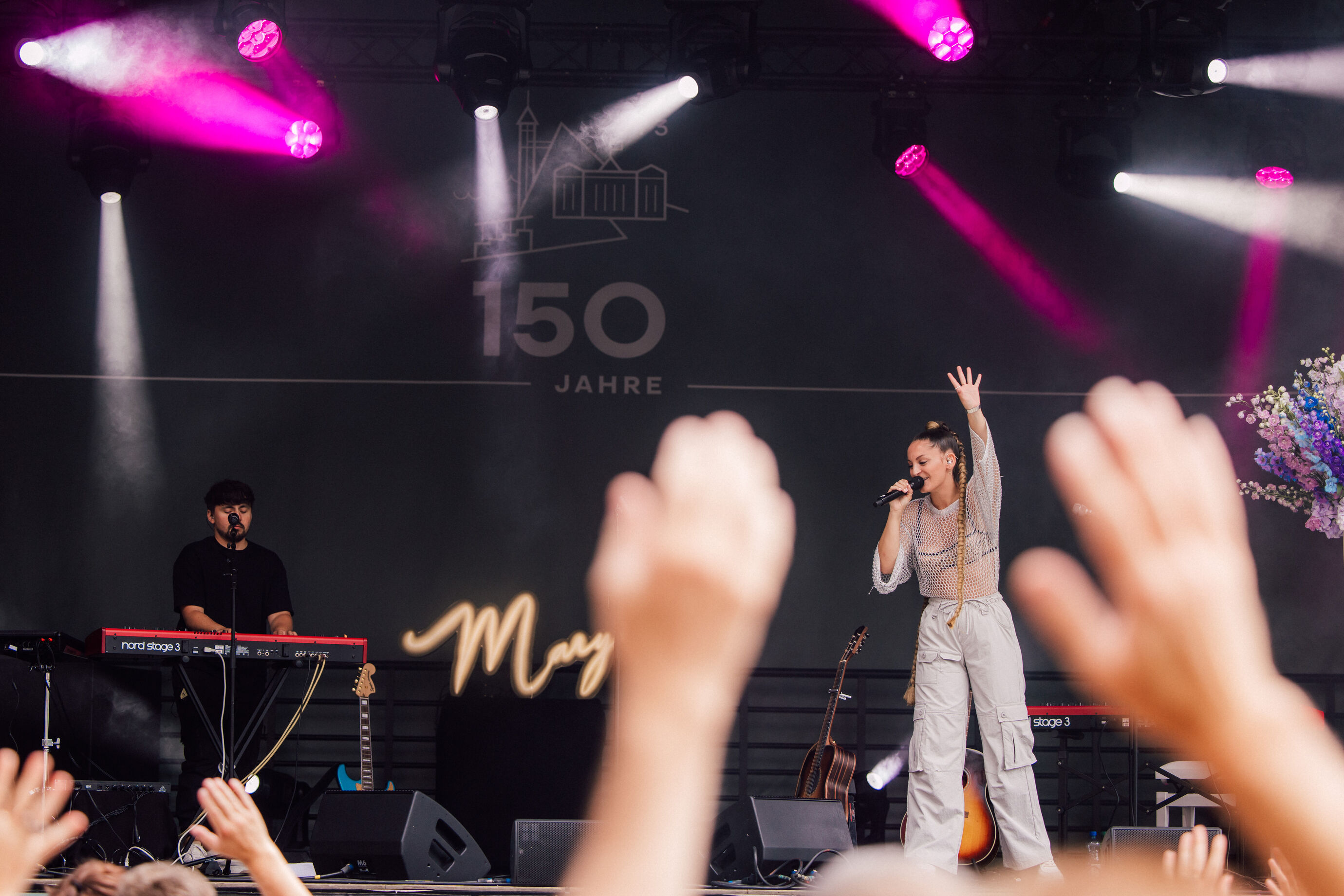 Publikum feiert mit erhobenen Händen beim Jubiläumsfest Bürgenstock 150 Jahre