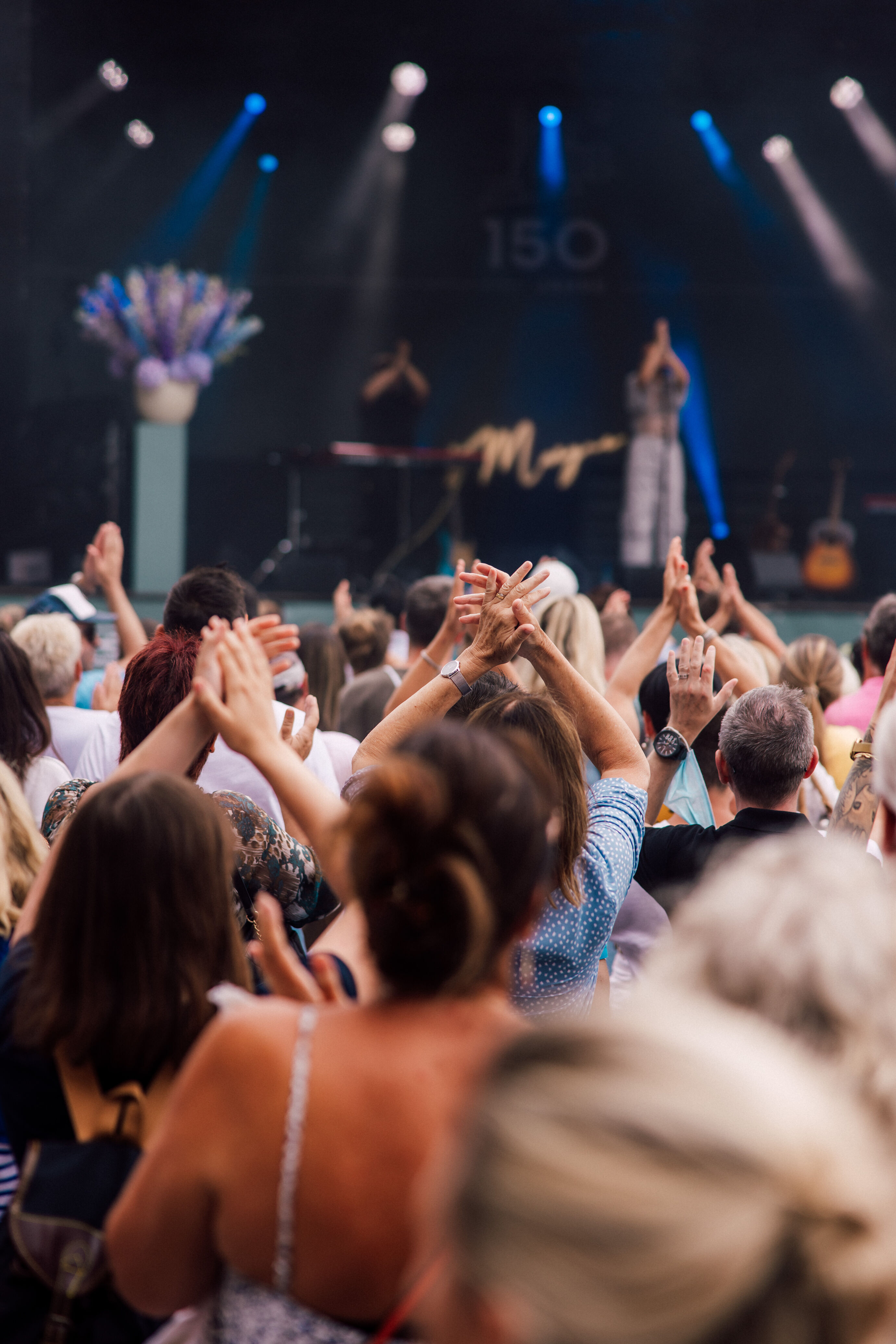 Zuschauer klatschen und feiern beim Bürgenstock Jubiläum 150 Jahre