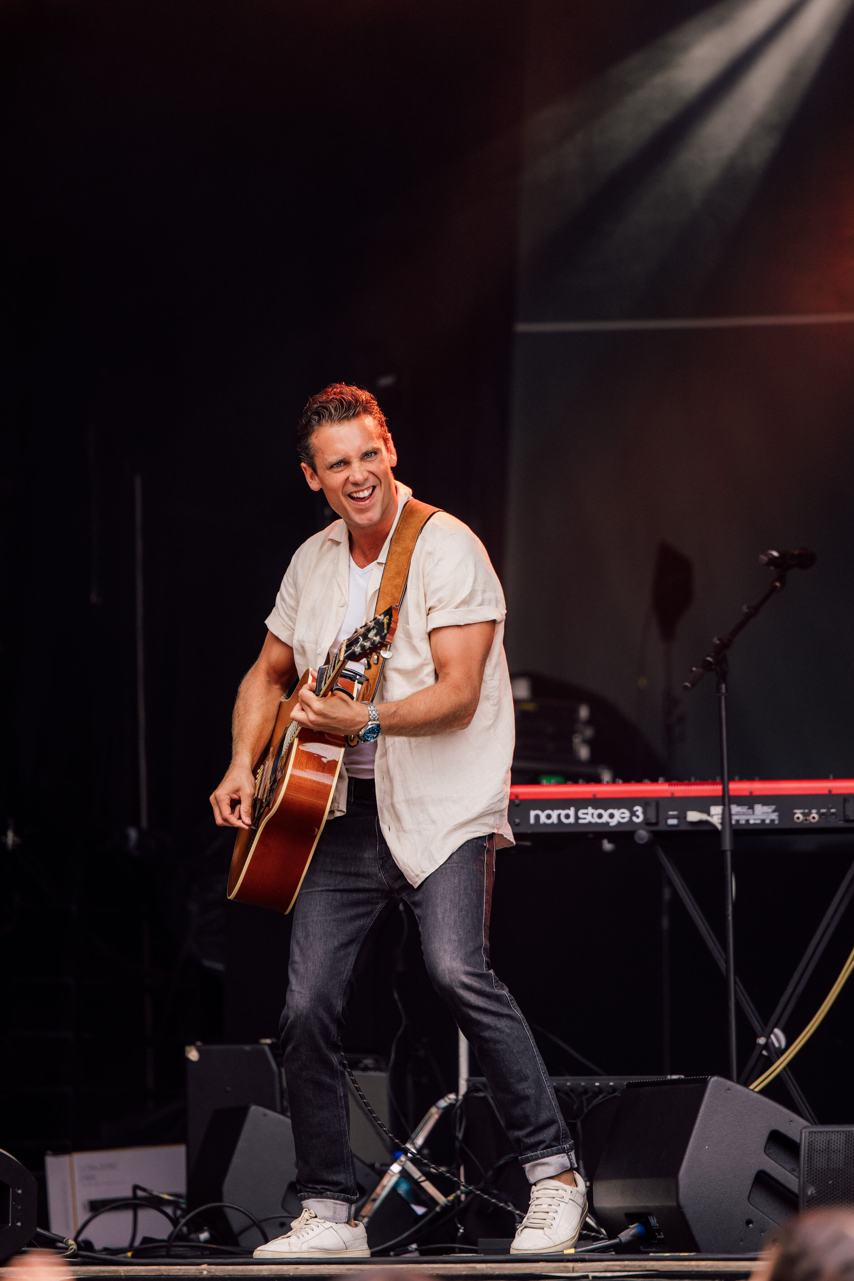 Bastian Baker mit Gitarre performt live beim Jubiläumsfest Bürgenstock