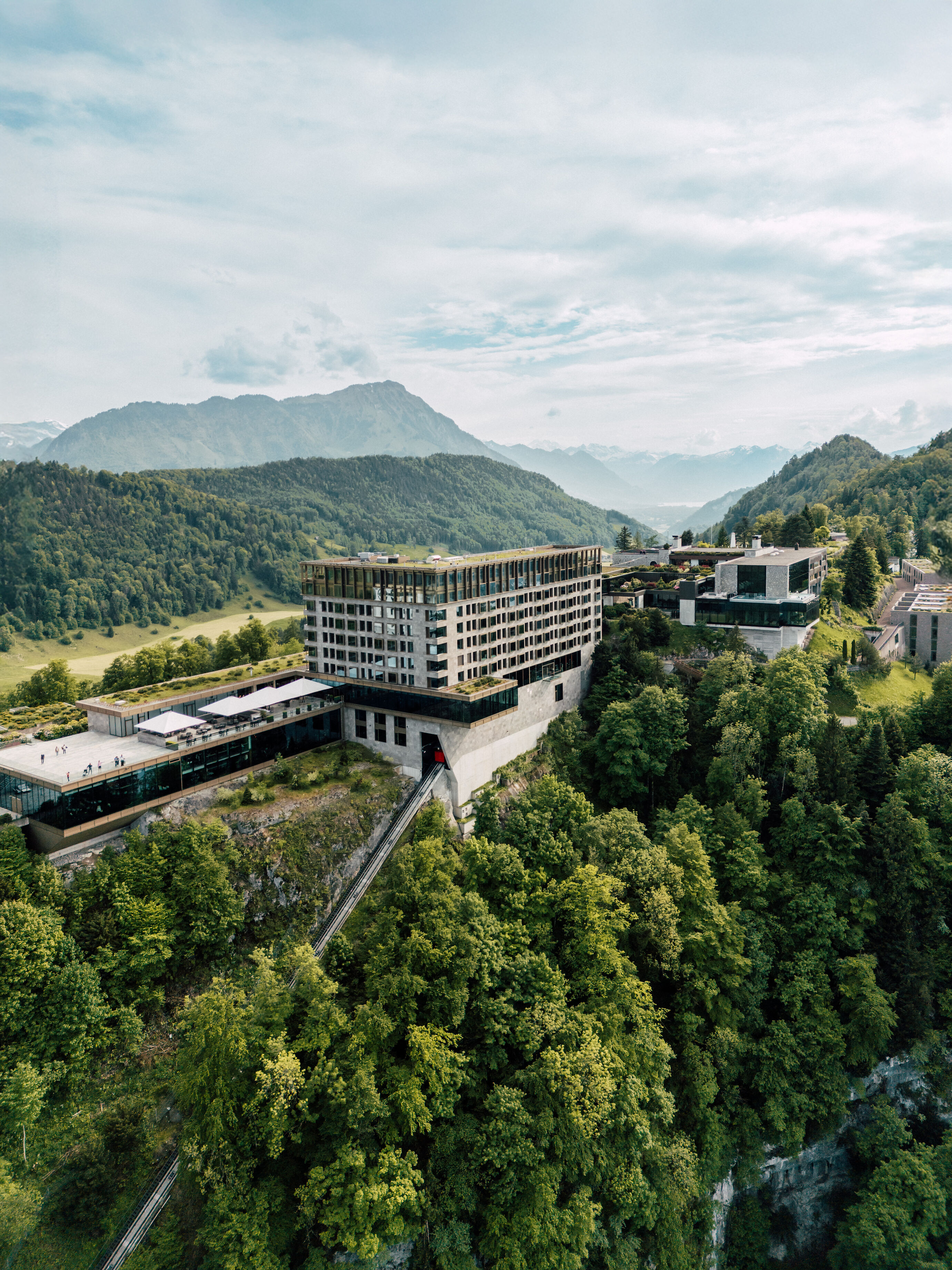 Luftaufnahme des Bürgenstock Resorts inmitten der Schweizer Alpen
