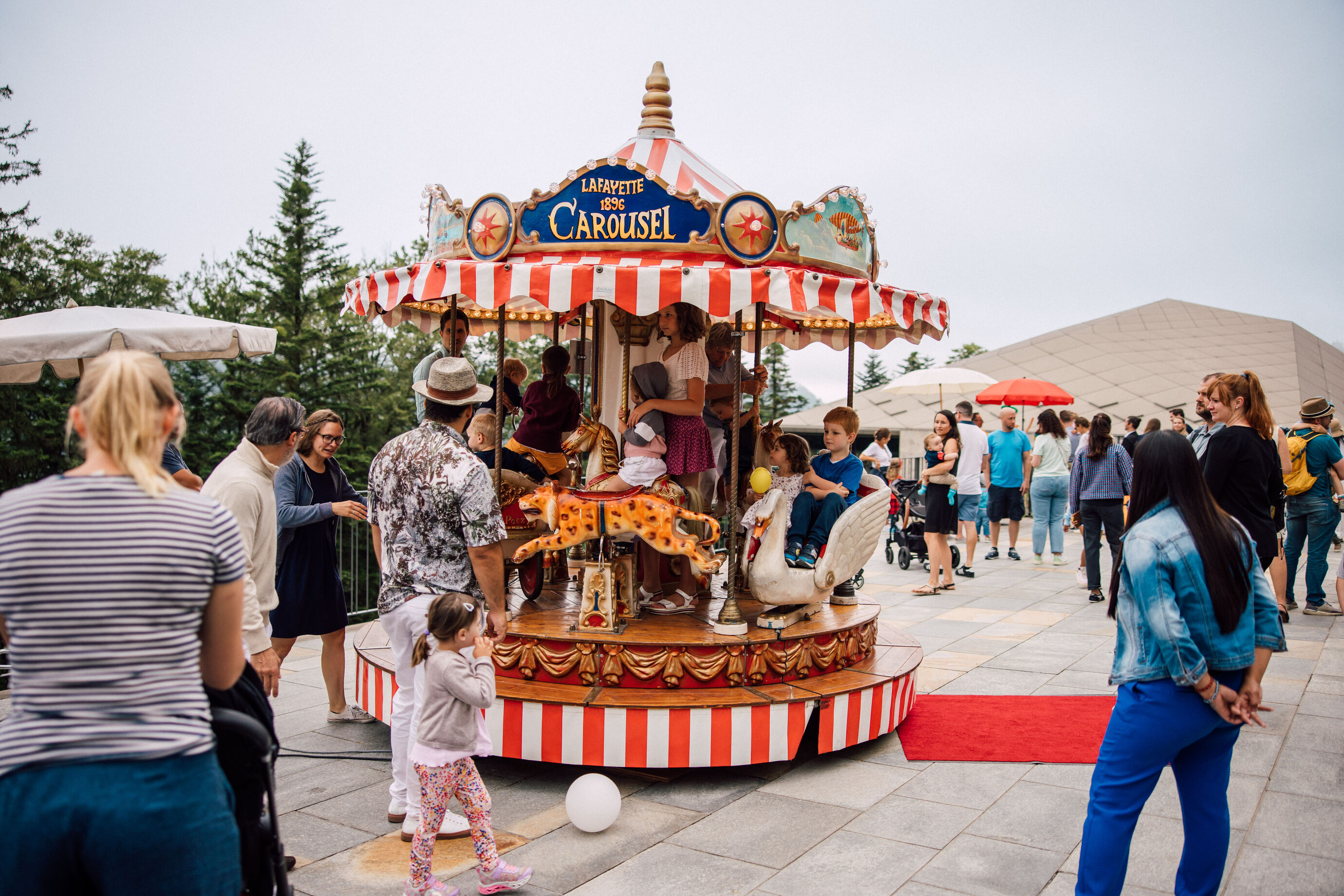 Gäste mit Kindern geniessen das Karussell am Jubiläumsfest Bürgenstock