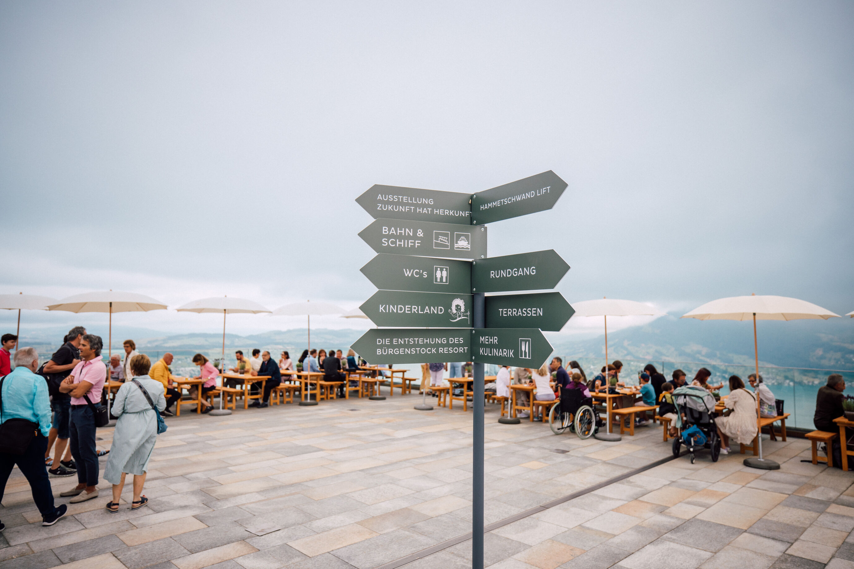 Gäste geniessen die Aussicht auf der Terrasse am Jubiläum Bürgenstock