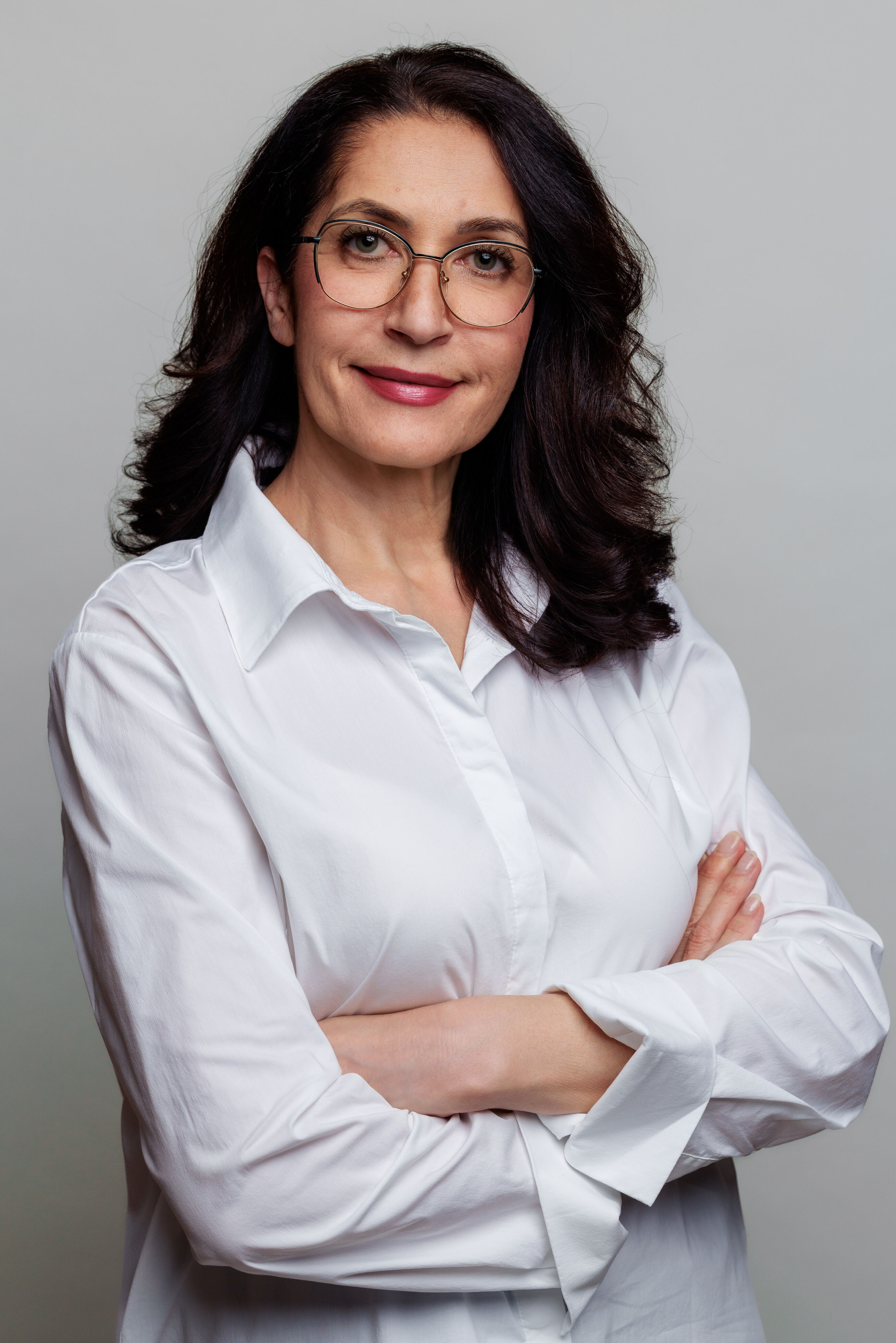 Businessfotograf Zürich Portrait einer Frau im weissen Hemd mit verschränkten Armen