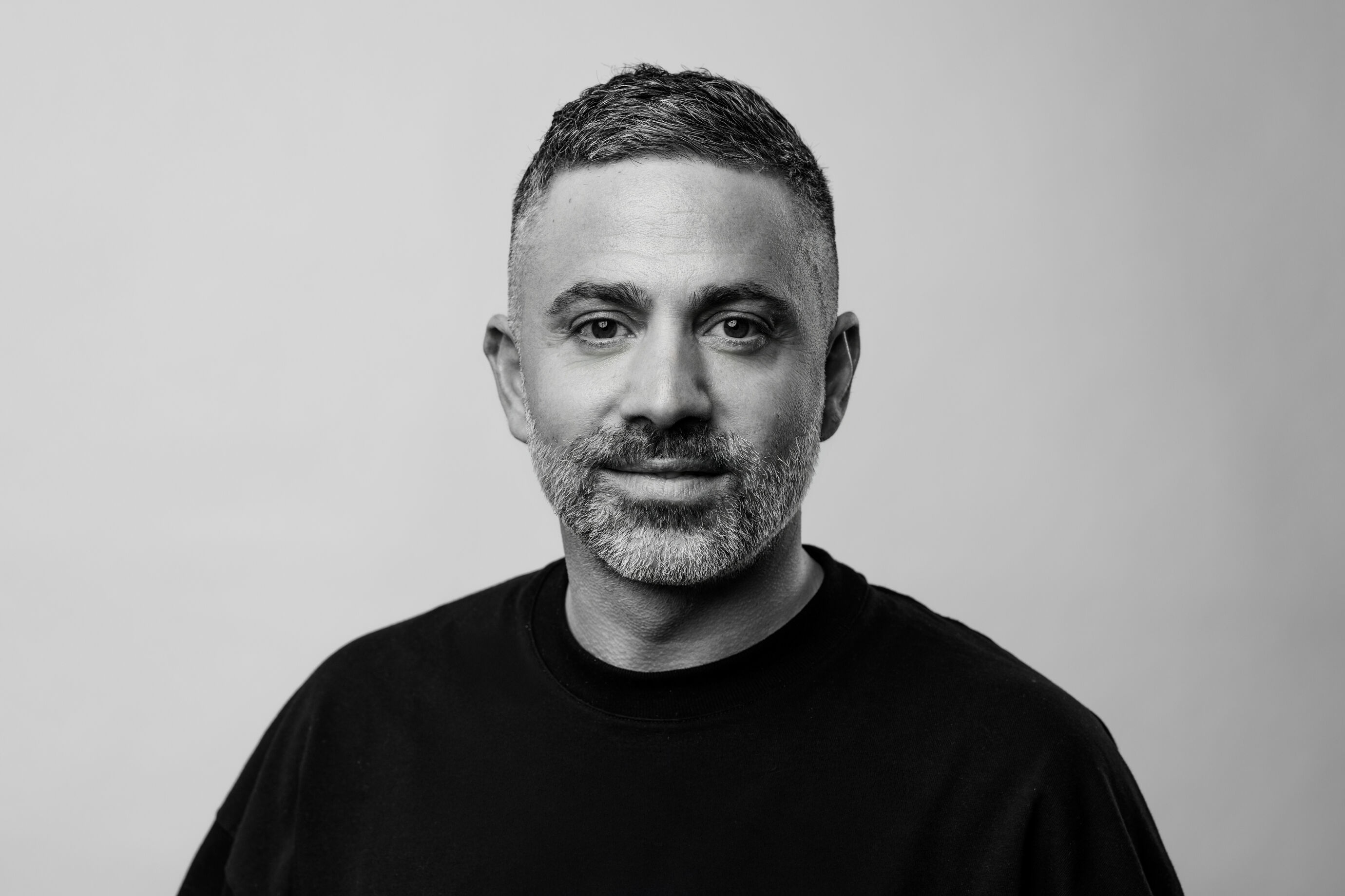 Charakterstarkes Schwarzweissportrait eines Mannes