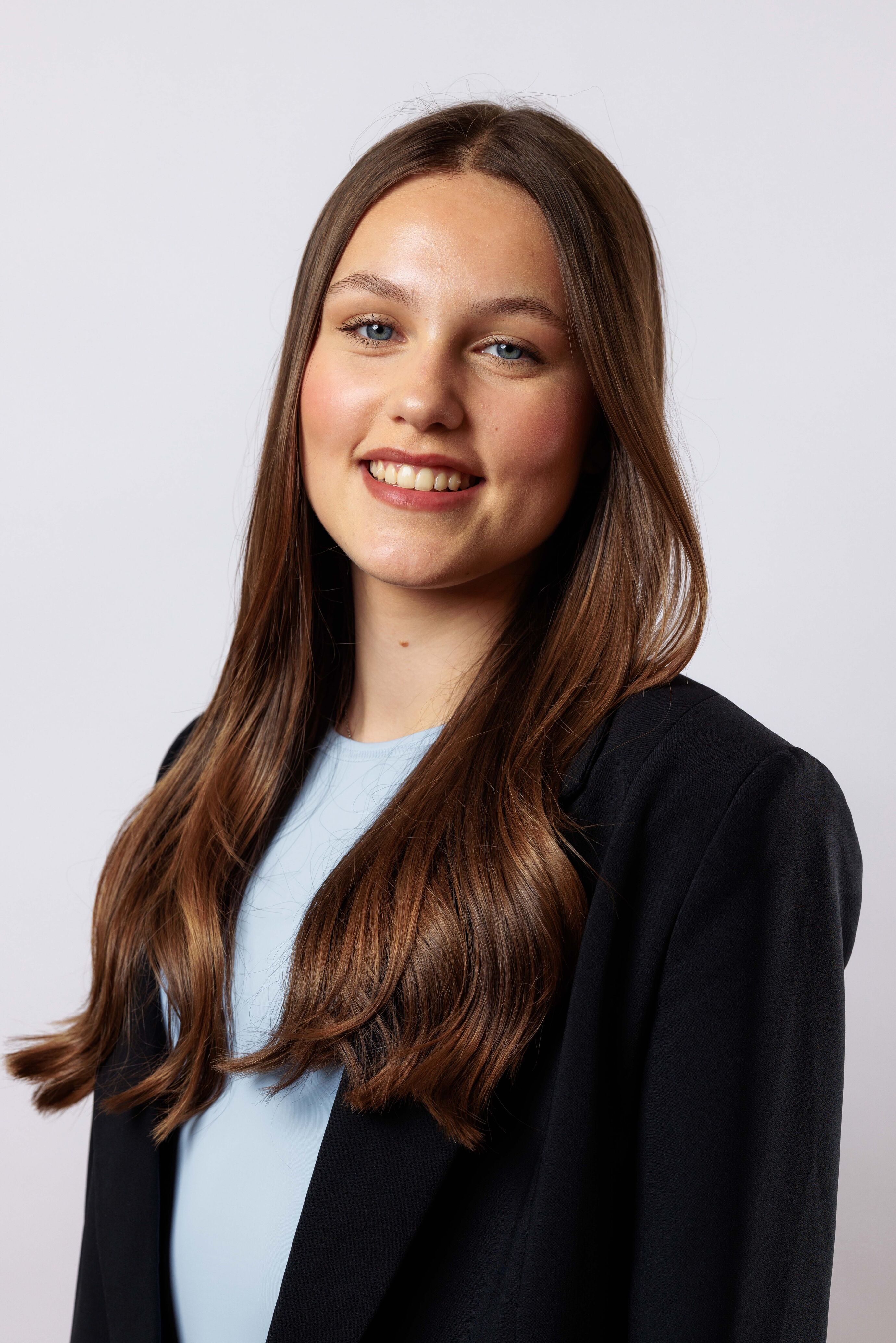 Porträt einer jungen Frau mit offener Ausstrahlung