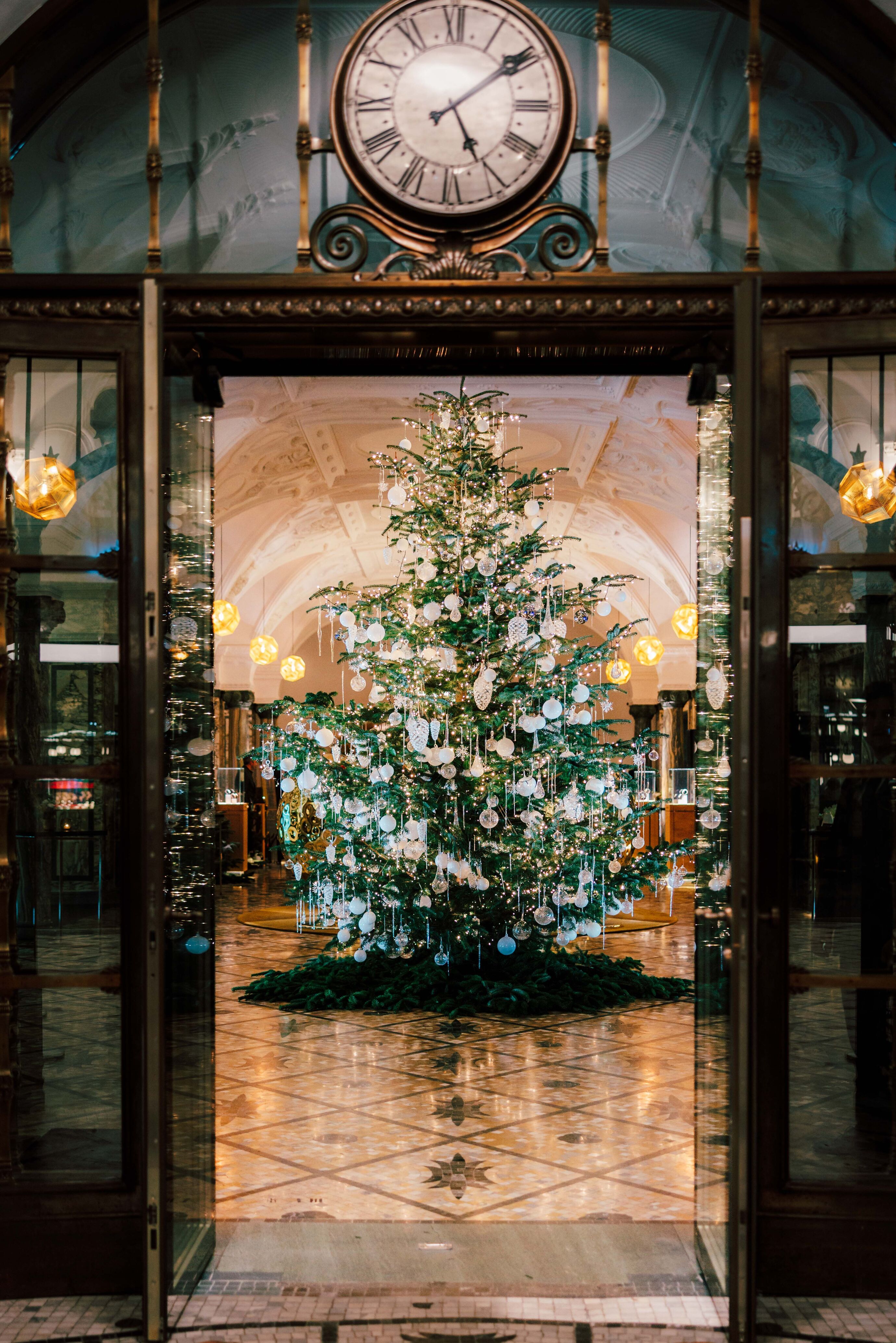 Eventfotograf Zürich – festlich geschmückter Weihnachtsbaum im Audemars Piguet Store in Zürich