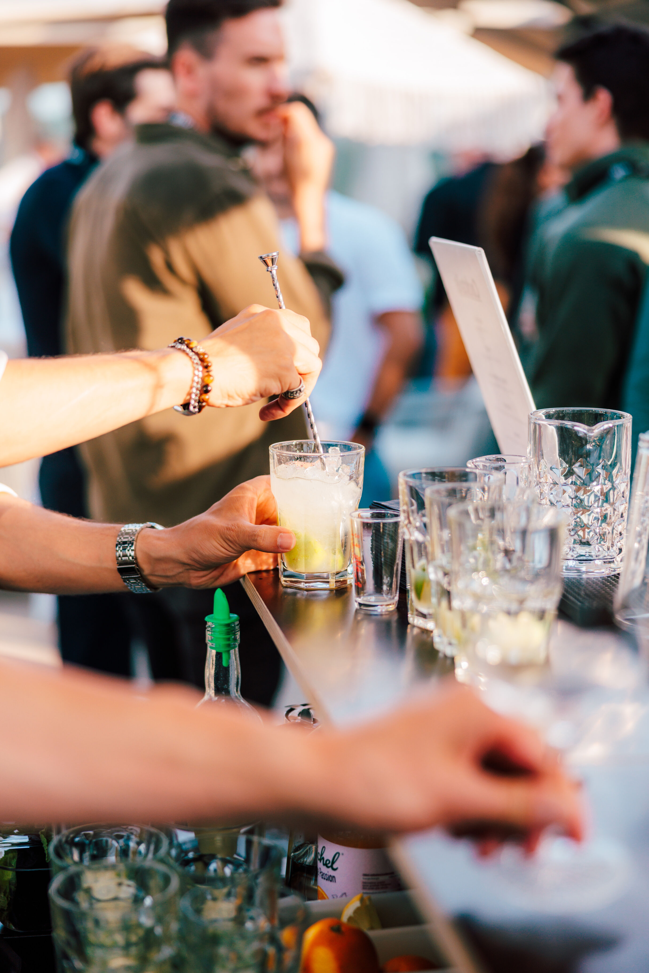 Eventfotograf Zürich – Barkeeper mixt Drinks bei einem Event