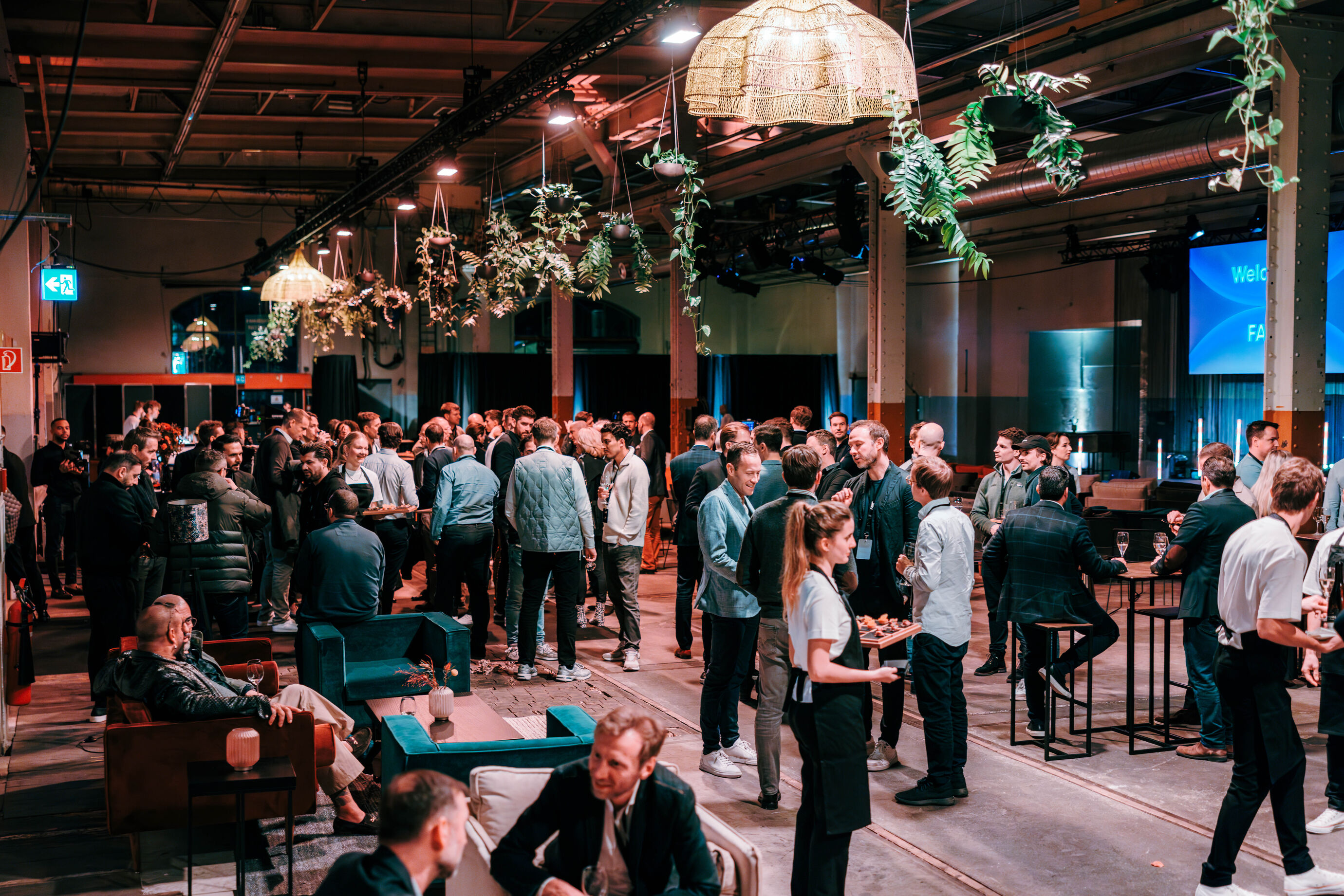 Eventfotograf Zürich – Networking mit zahlreichen Gästen in einer grossen Eventhalle