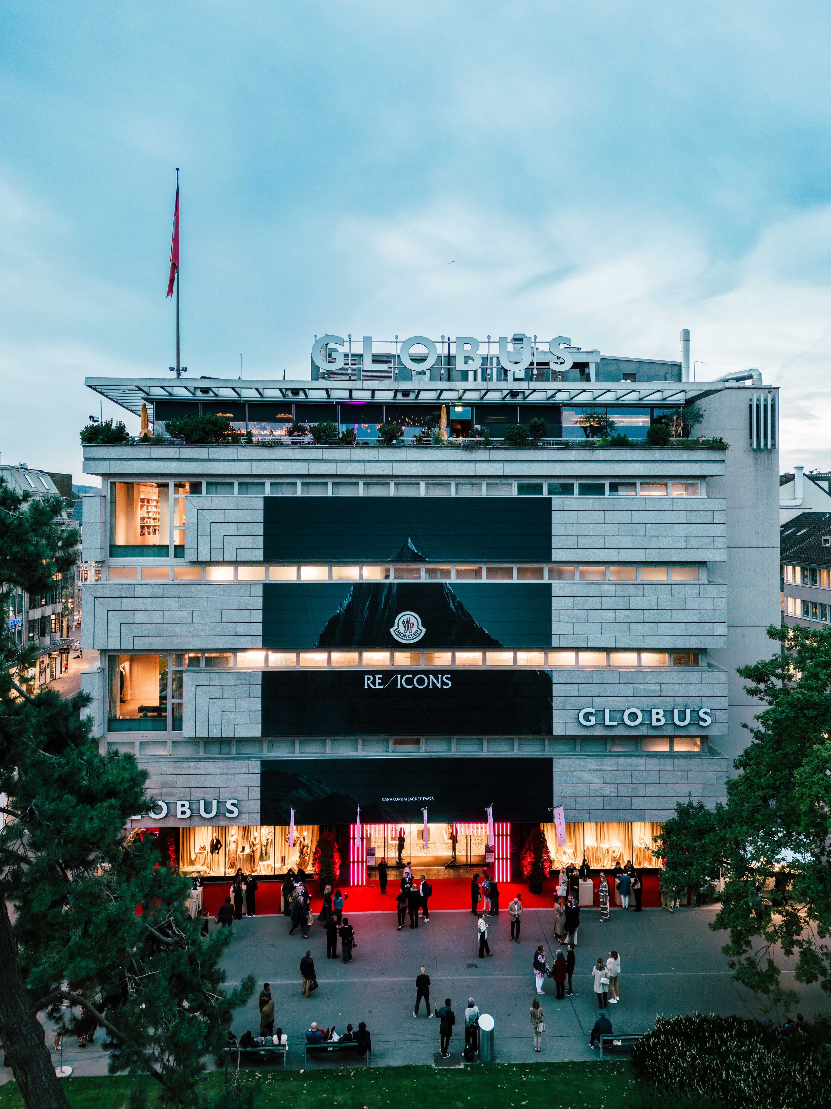 Eventfotograf Zürich – beleuchtete Globus Fassade beim Event in Zürich