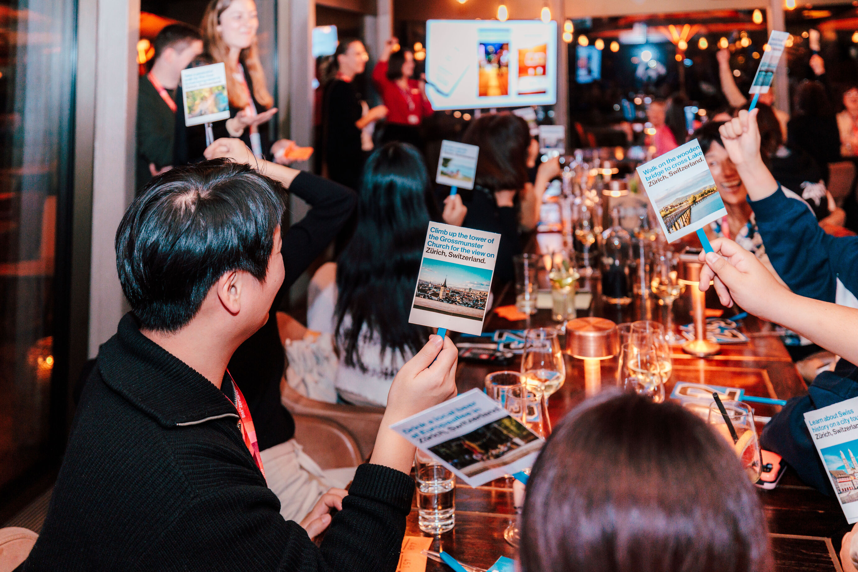 Eventfotograf Zürich – Gäste beim Networking Apéro mit Prospekten
