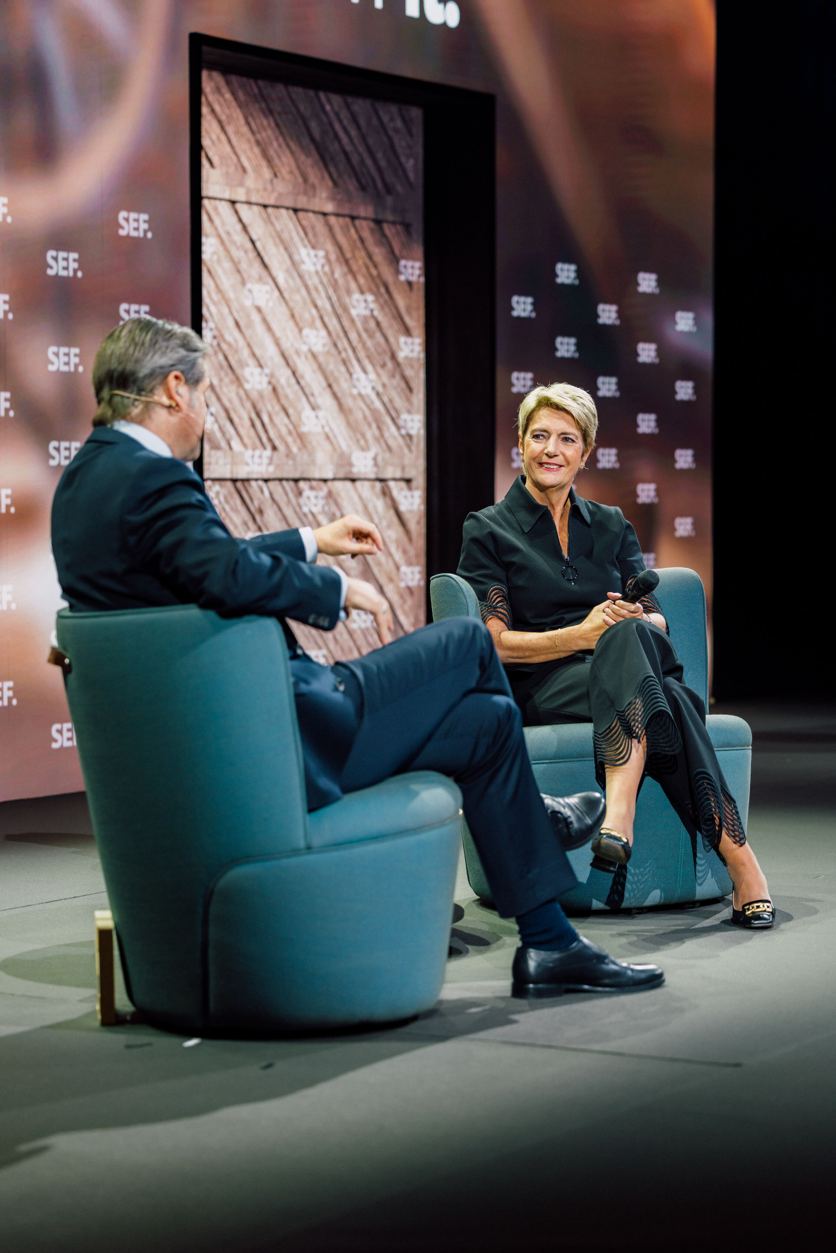 Eventfotograf Zürich – Bundesrätin Karin Keller-Sutter im Gespräch mit Urs Gredig auf der SEF Bühne