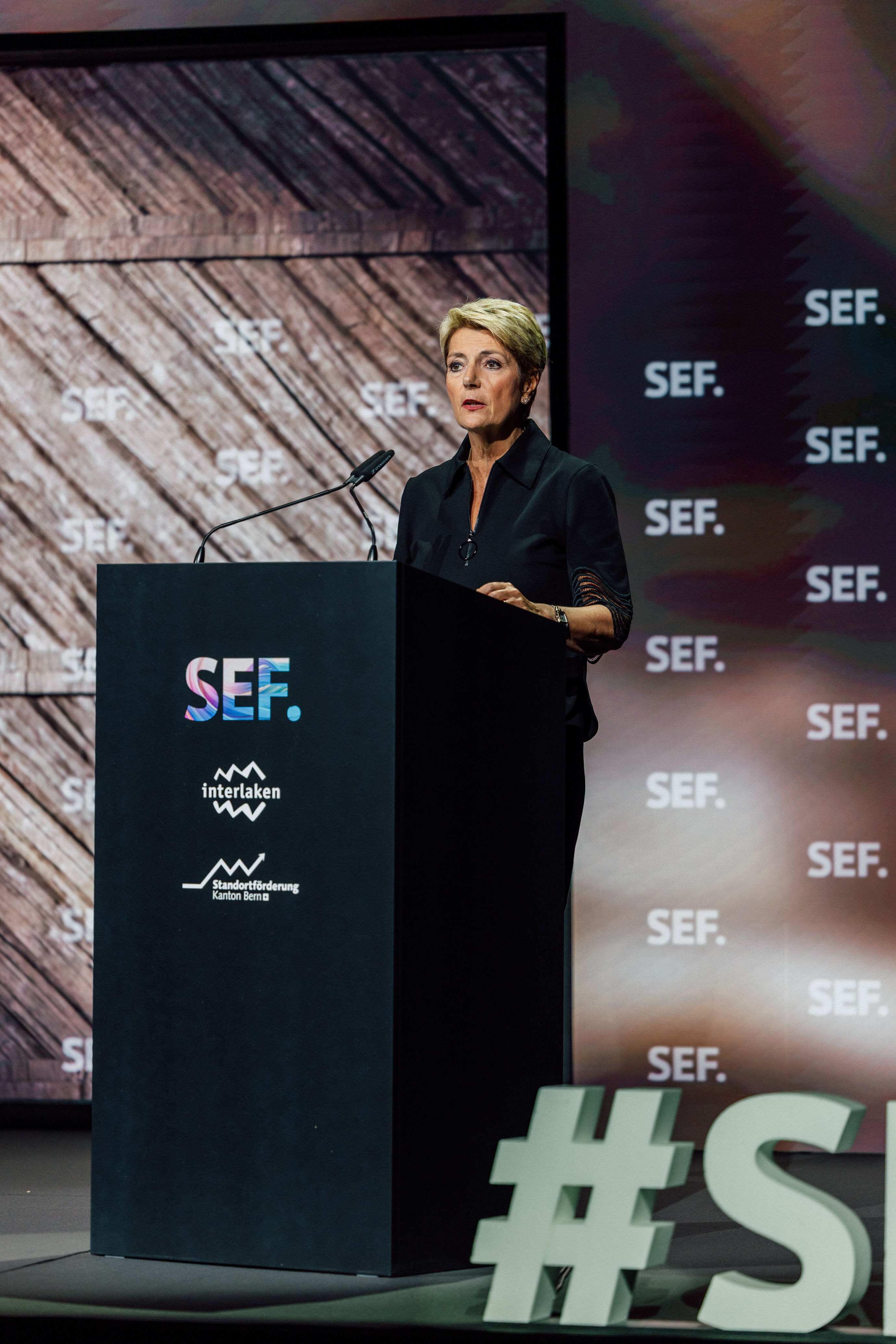 Eventfotograf Zürich – Bundesrätin Karin Keller-Sutter als Rednerin am SEF Podium