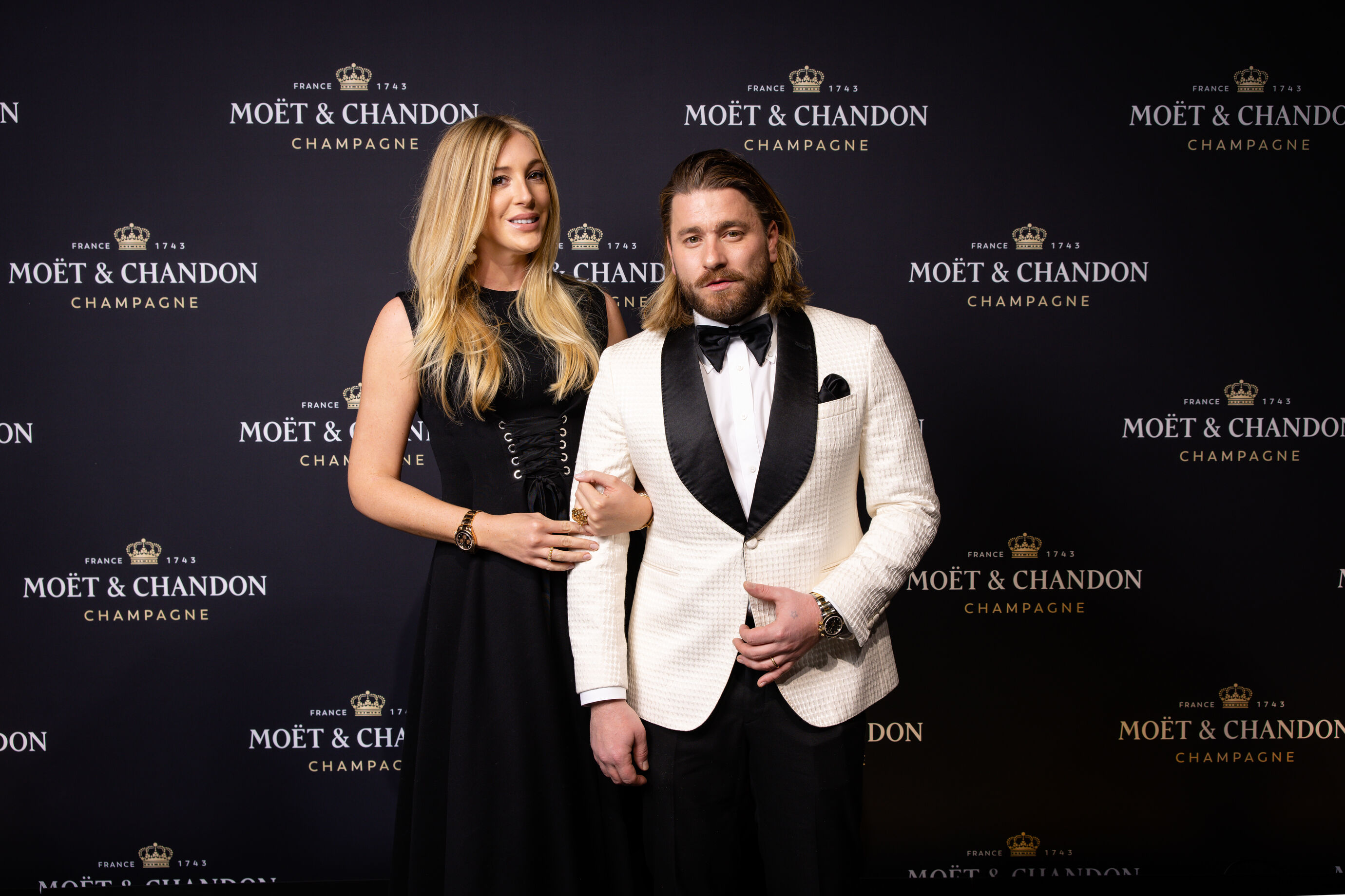 Alt-Text: Eventfotograf Zürich – Baschi mit seiner Frau Alana Netzer beim Moët & Chandon Event