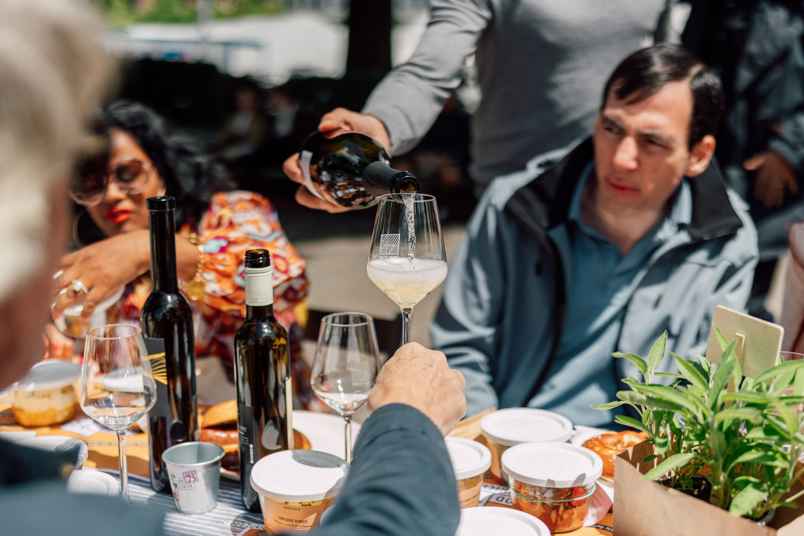 Menschen stossen mit Weisswein am Food Festival Zürich an
