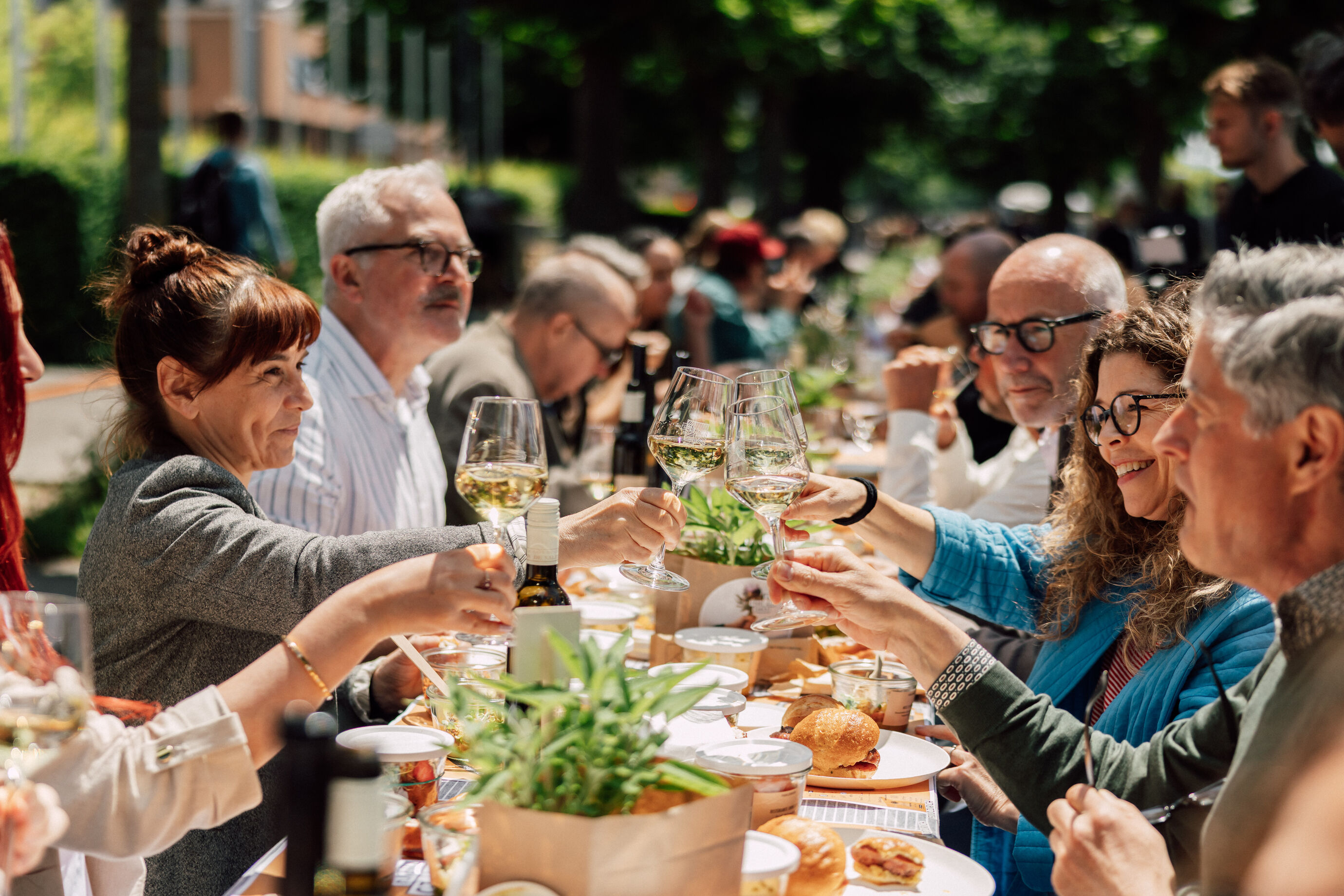Grosse Festtafel voller Menschen beim Food Festival Zürich